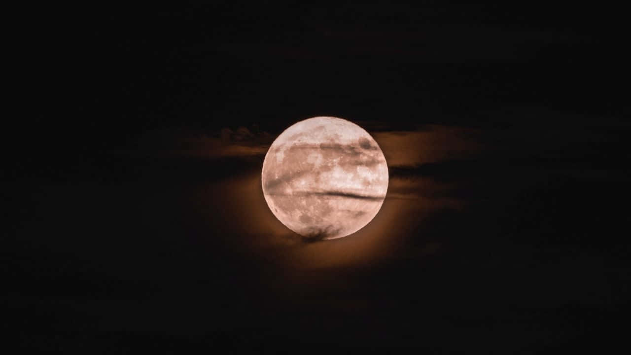 Luna llena vista a través de las nubes Fondos de pantalla