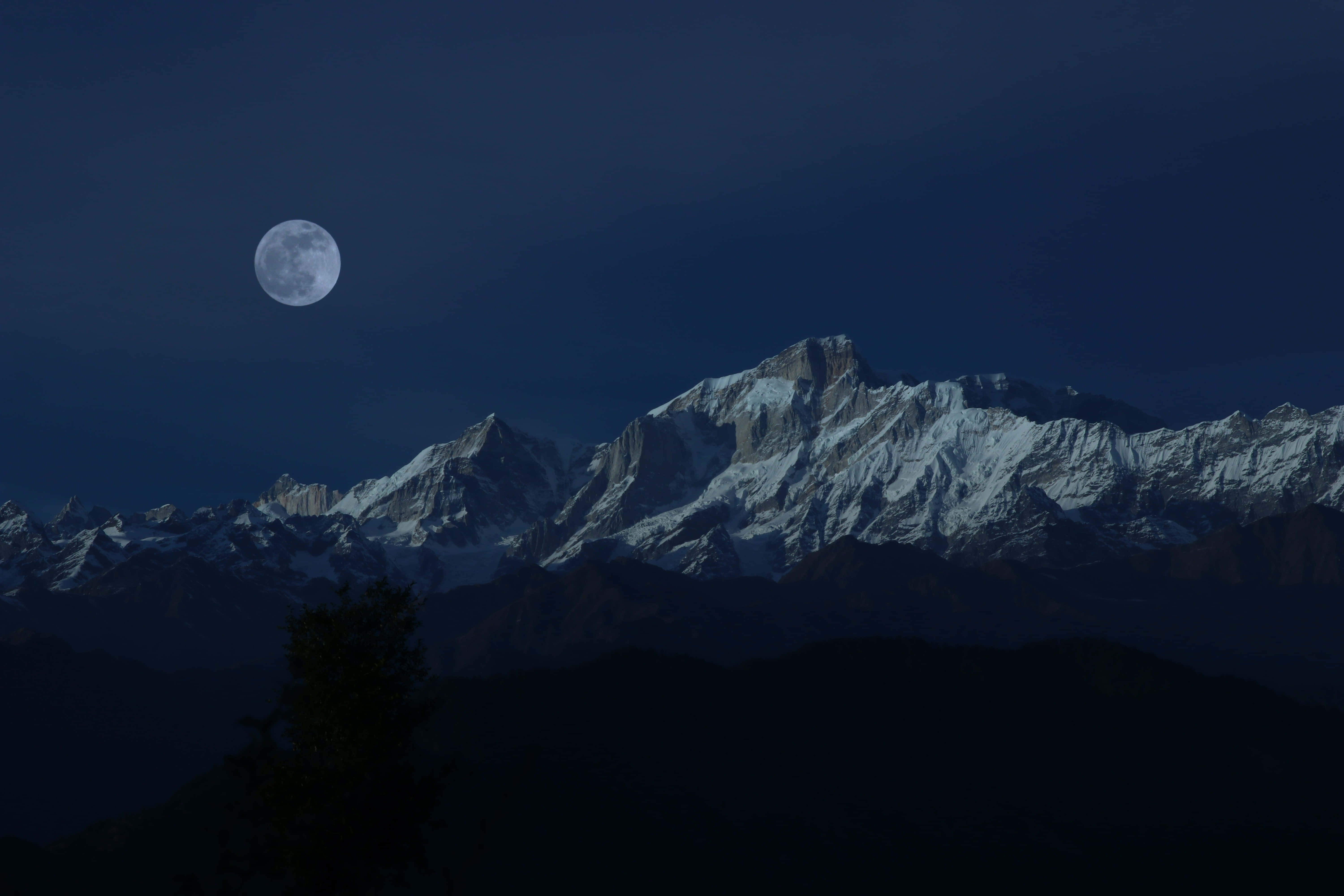 Luna sobre Montañas Nevadas Fondos de pantalla