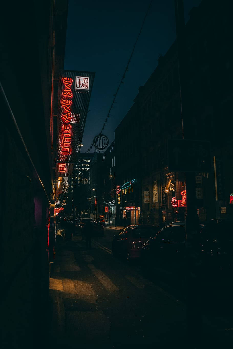 Luz de neón en una calle oscura de la ciudad Fondos de pantalla