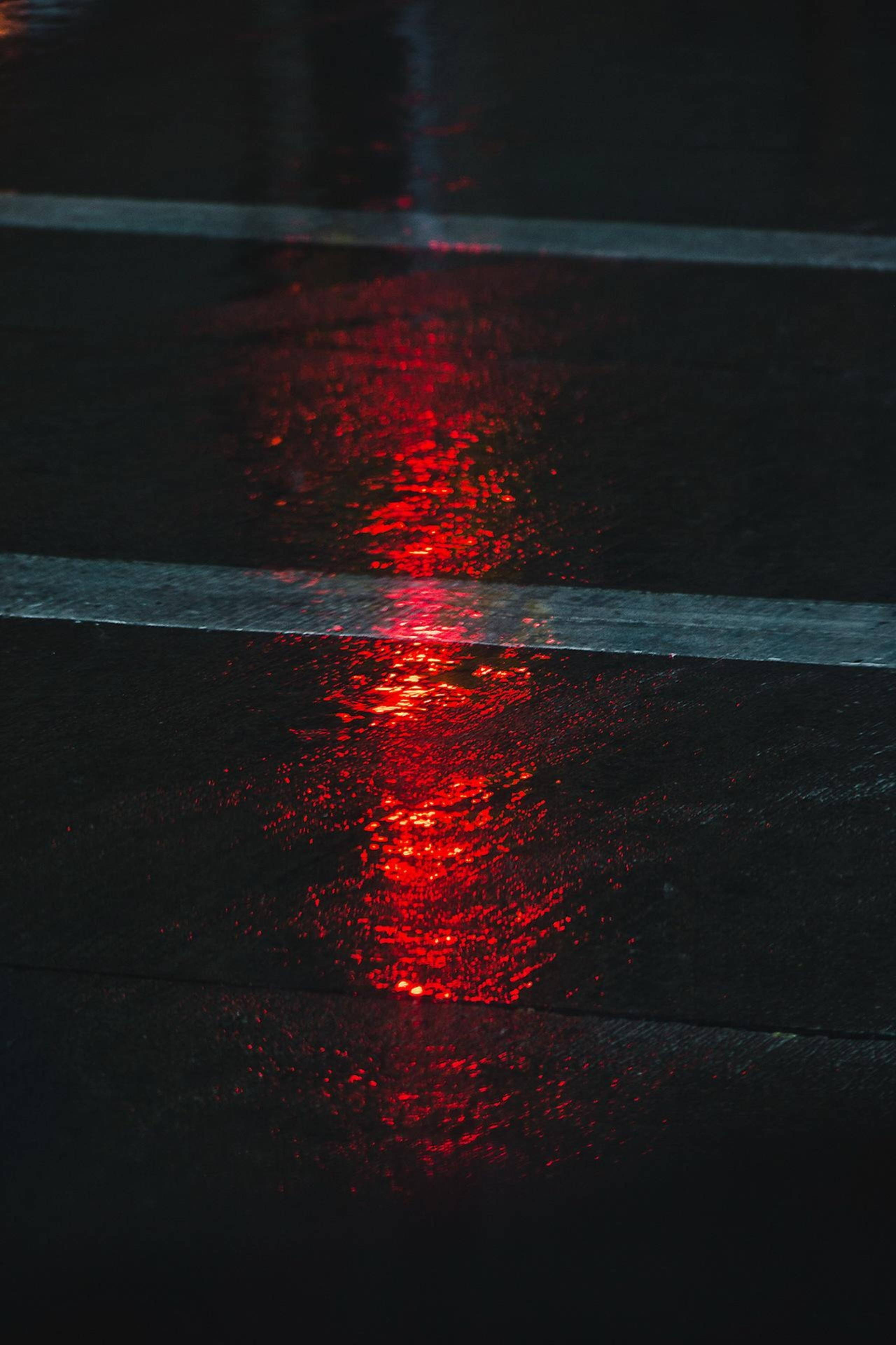 Luz de neón roja estética en la calle Fondos de pantalla
