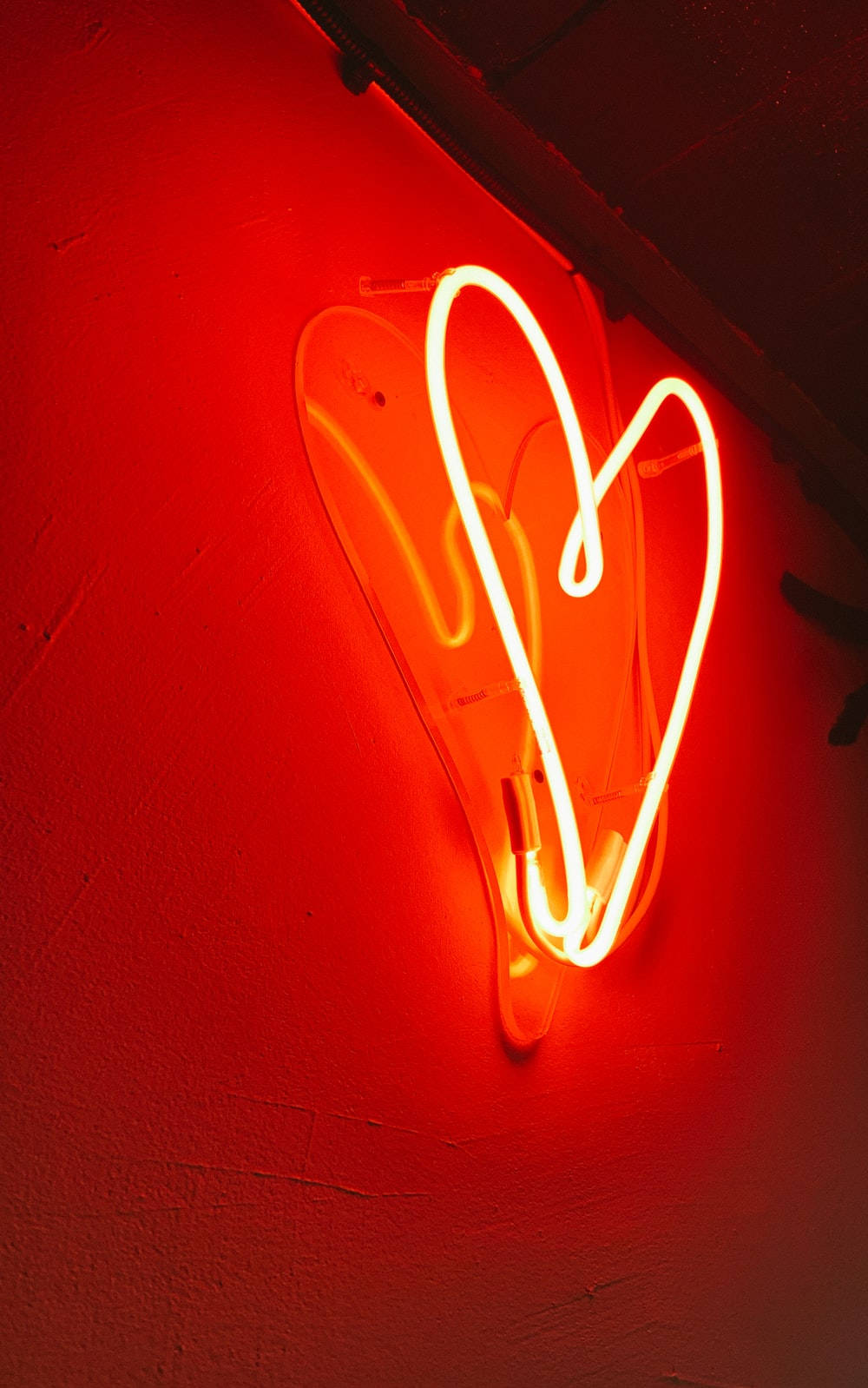 Luz de neón roja con forma de corazón estética Fondos de pantalla