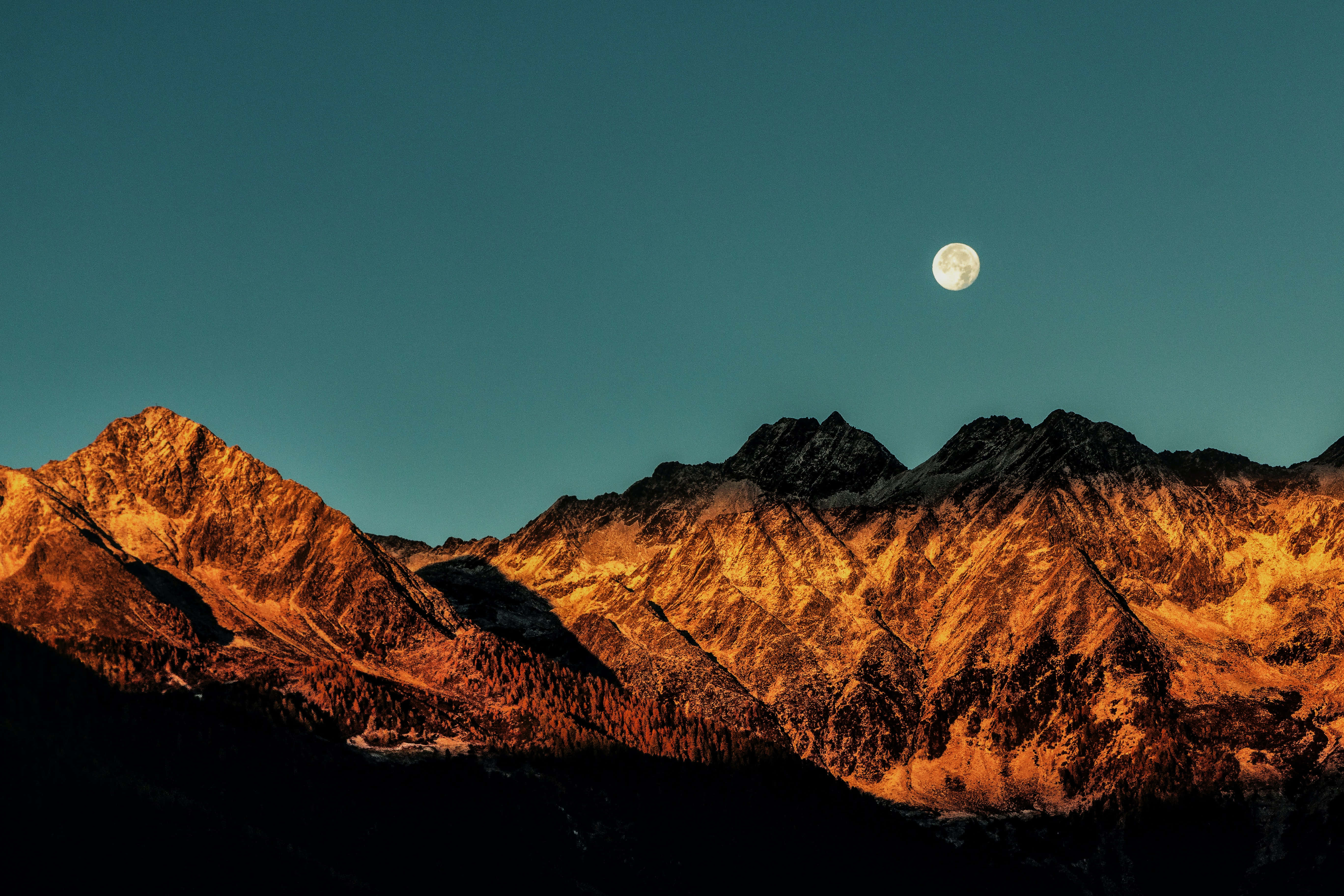 Luz del amanecer en la montaña con luna Fondos de pantalla
