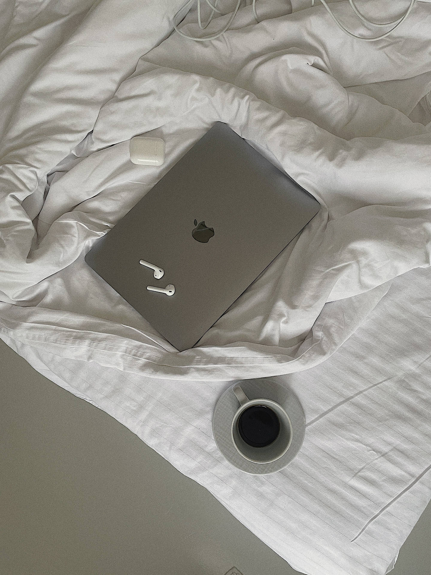 Mac plateado y AirPods estéticos