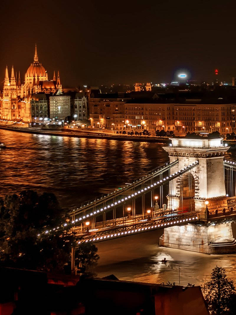 Majestuosa vista nocturna de la ciudad de Budapest Fondos de pantalla