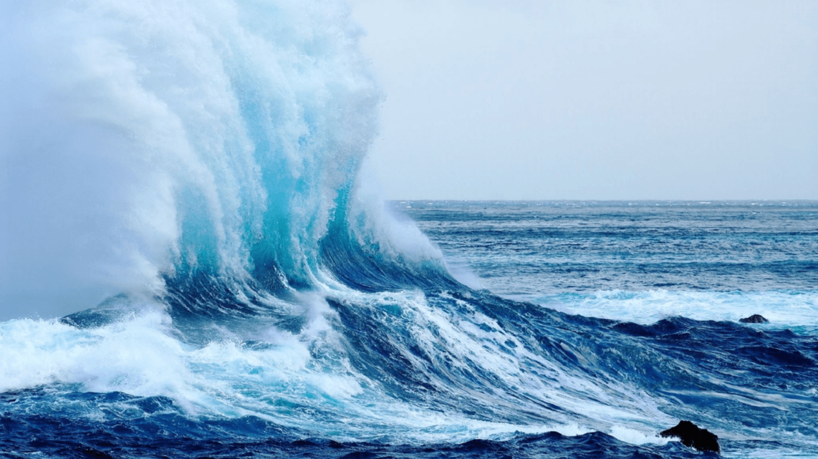 Majestuosas olas del océano al atardecer Fondos de pantalla