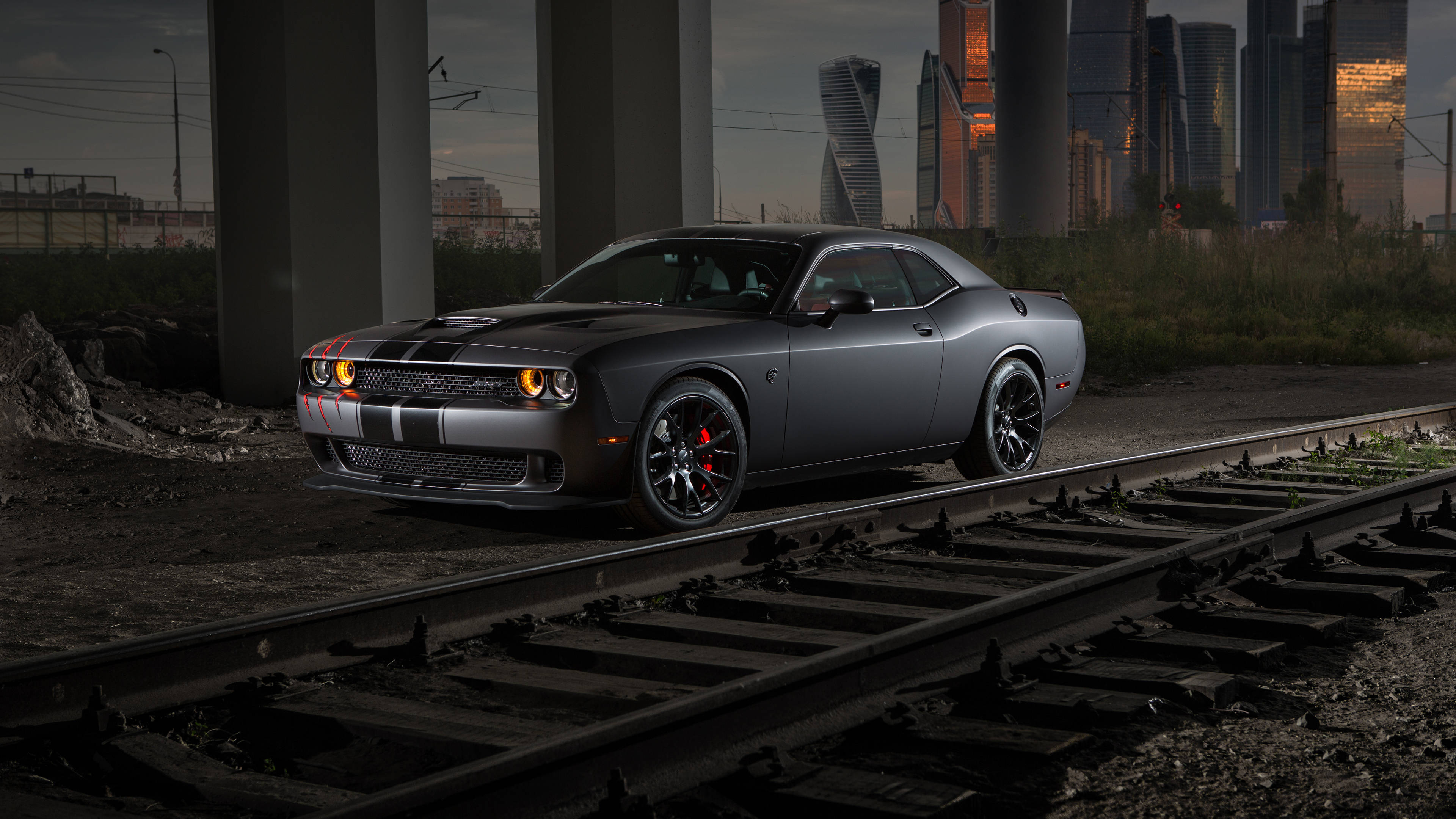 Majestuoso Dodge Challenger Demon en 4K junto a una vía de tren Fondos de pantalla