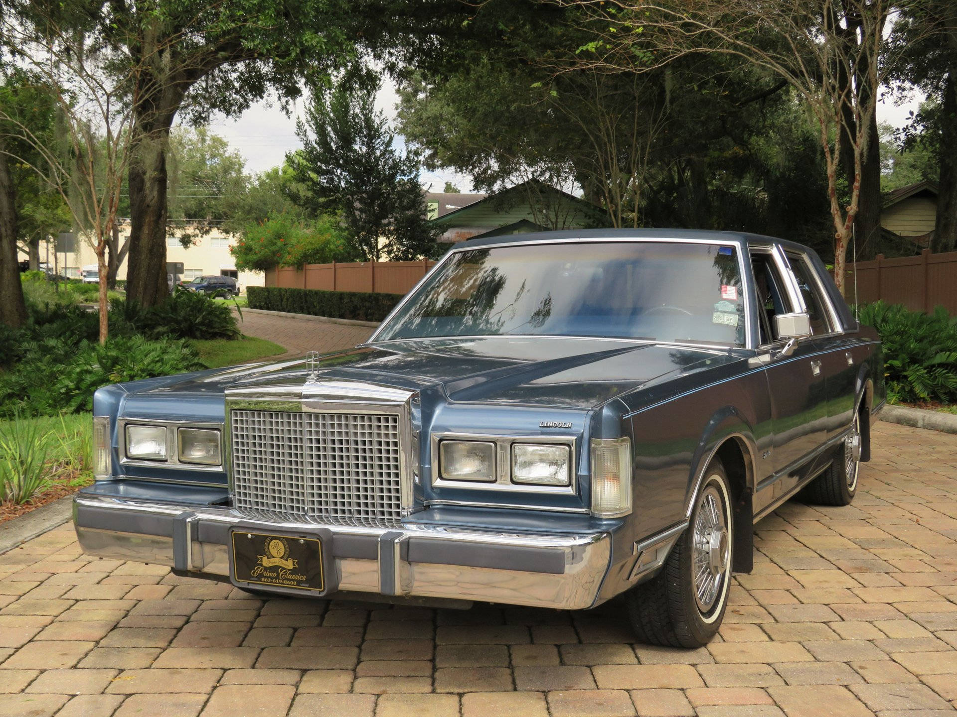 Majestuoso Lincoln Town Car 1986 estacionado en una entrada pavimentada Fondos de pantalla