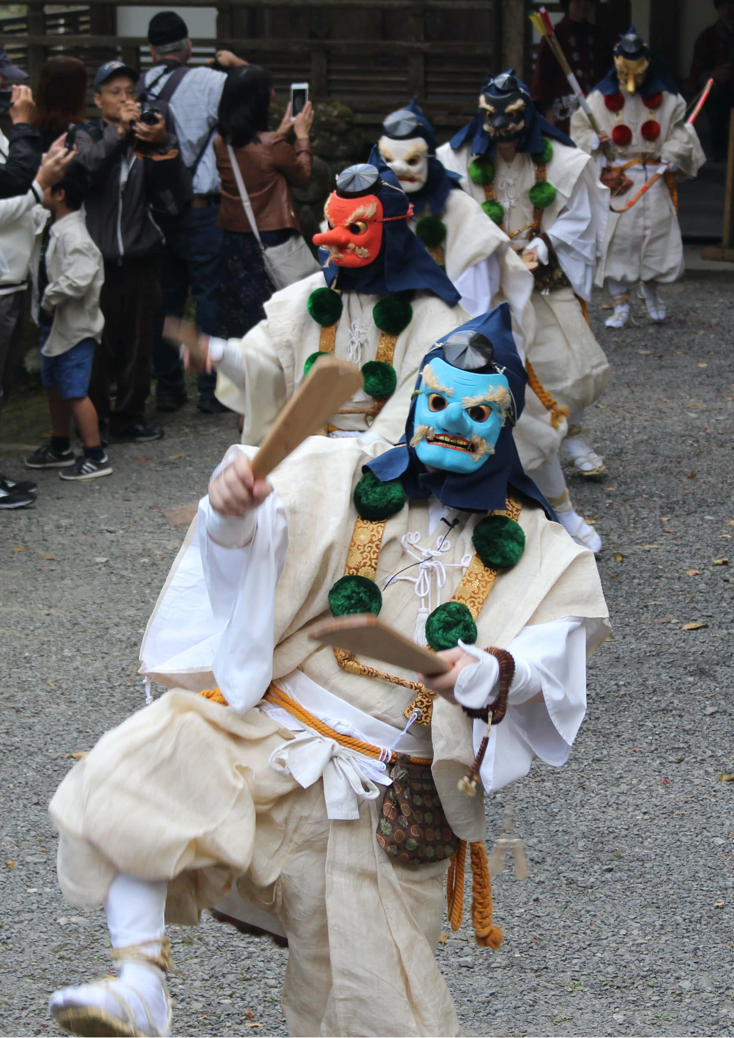 Majestuoso Tengu rodeado de naturaleza Fondos de pantalla