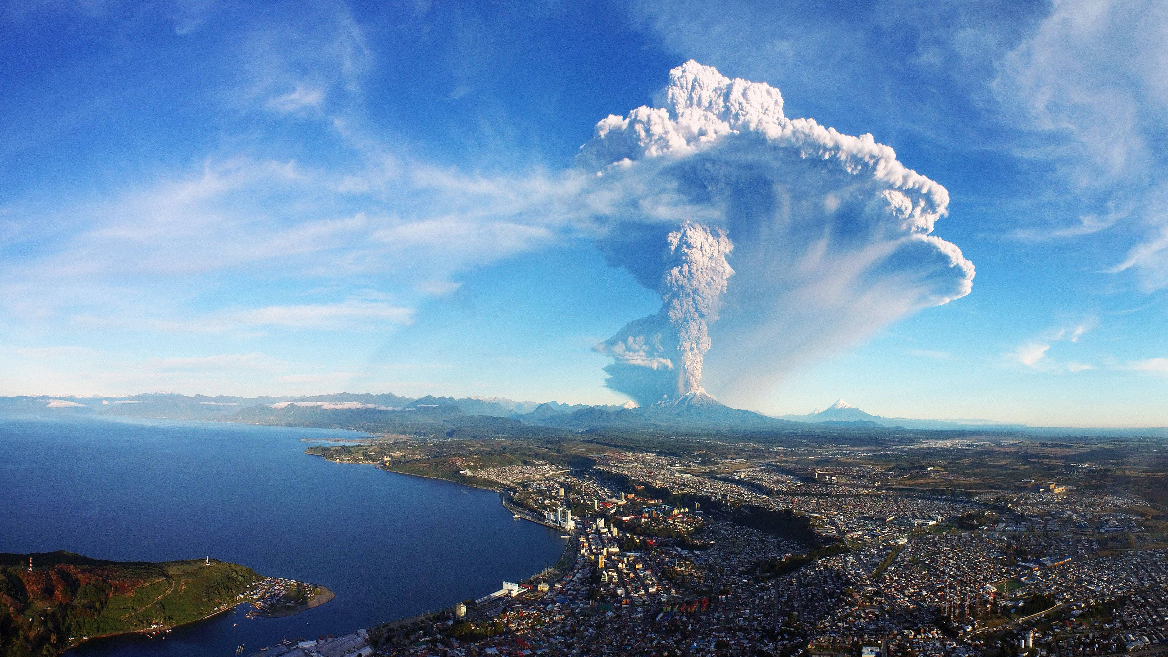 Majestuoso volcán en erupción en las montañas Fondos de pantalla