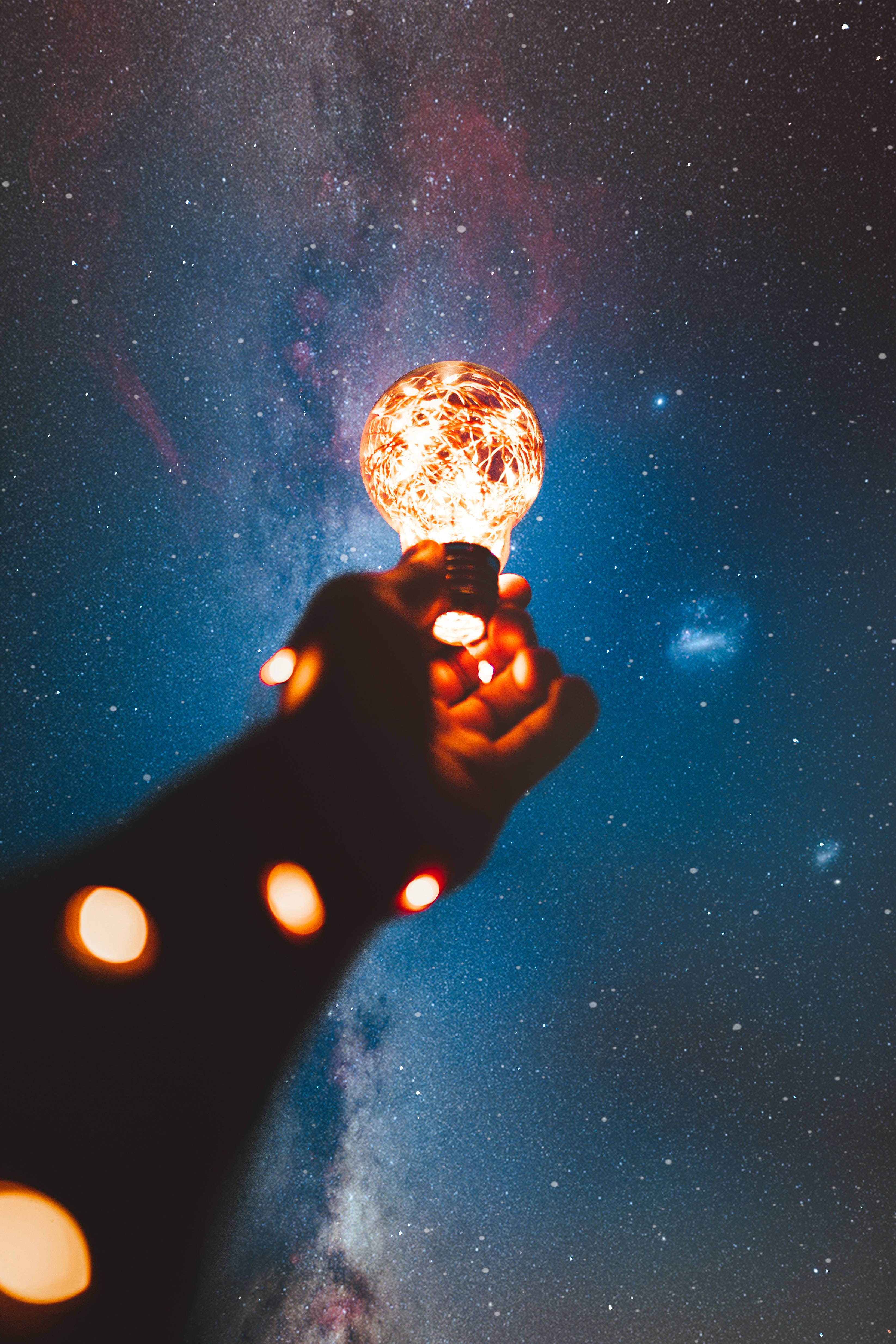 Mano Sosteniendo Foco con Estrellas Alta Resolución Fondos de pantalla
