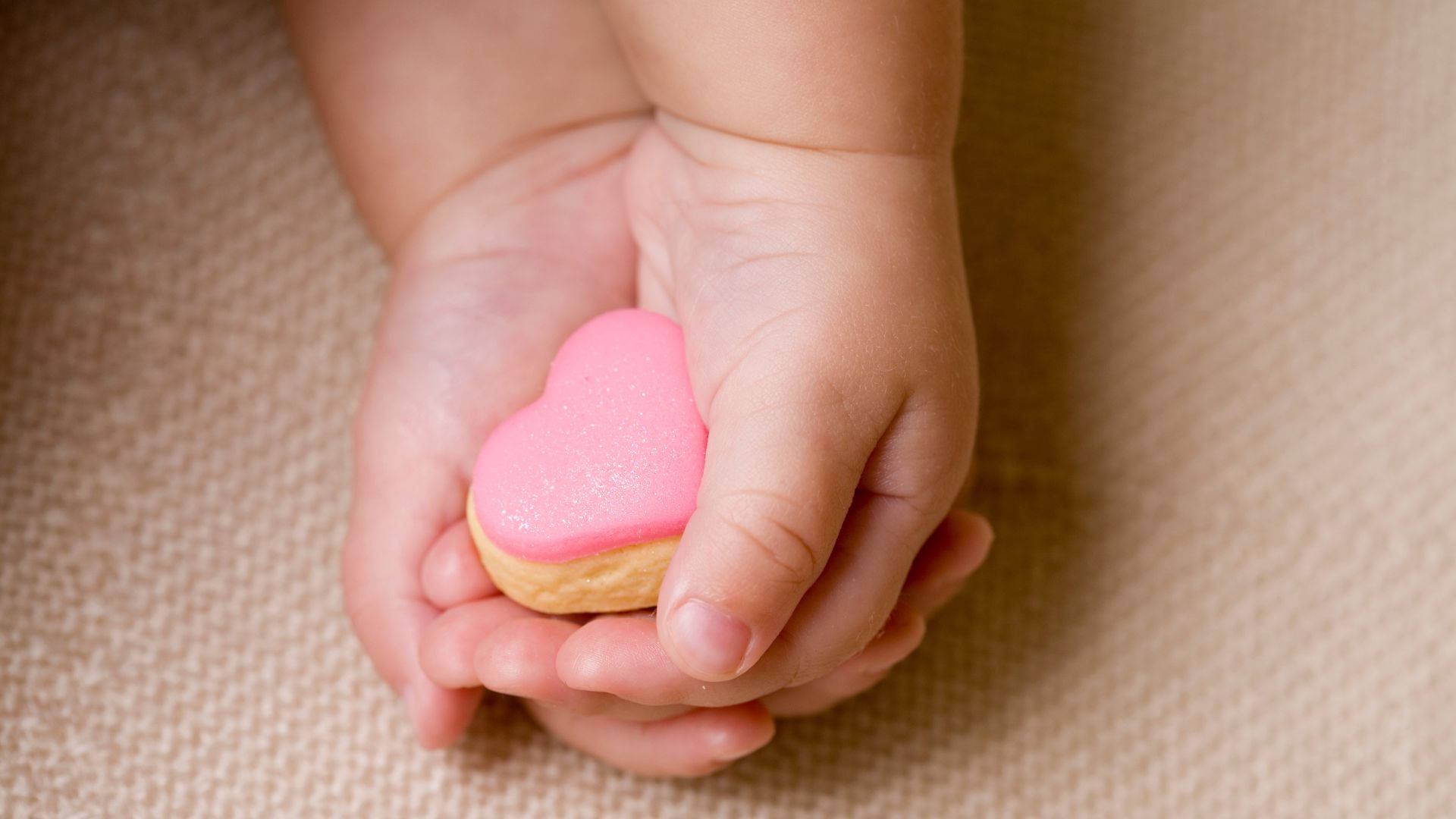 Manos de Bebé con un Corazón Rosa Fondos de pantalla