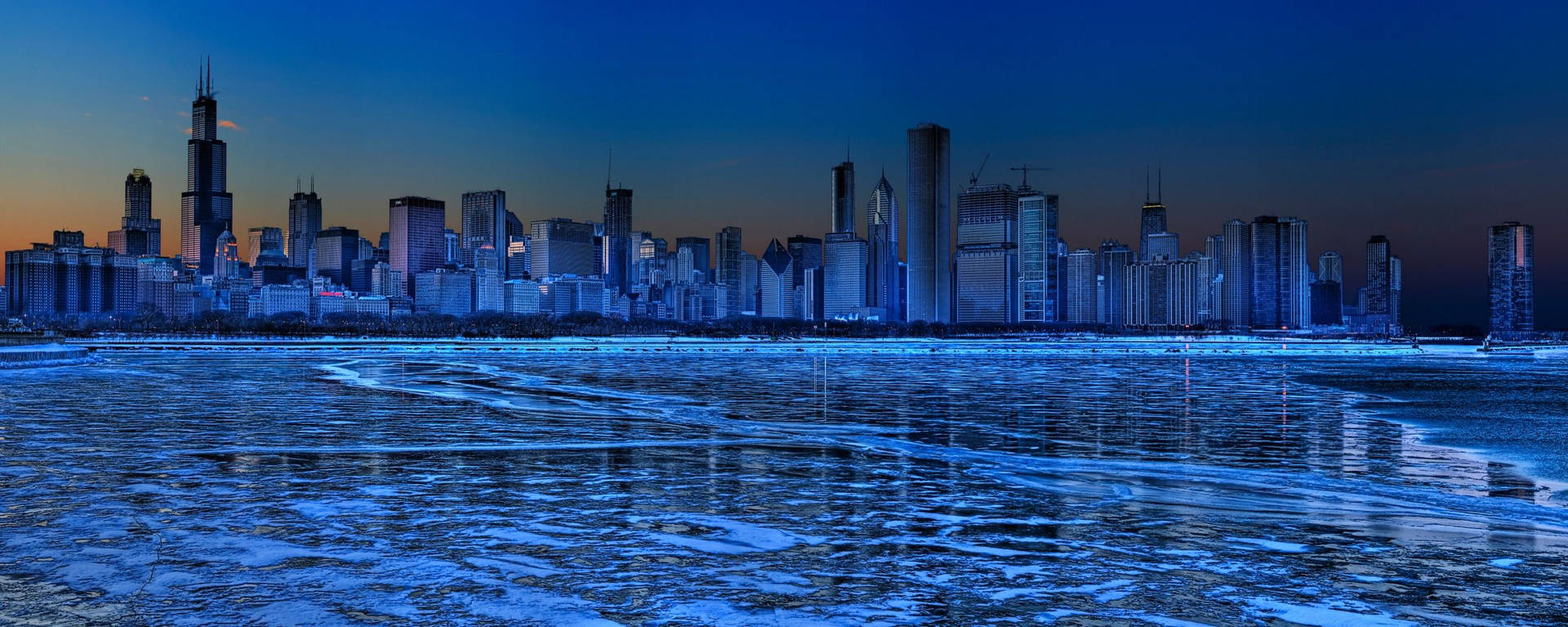Horizonte de Chicago sobre mar azul resplandeciente fondo de pantalla para dos monitores