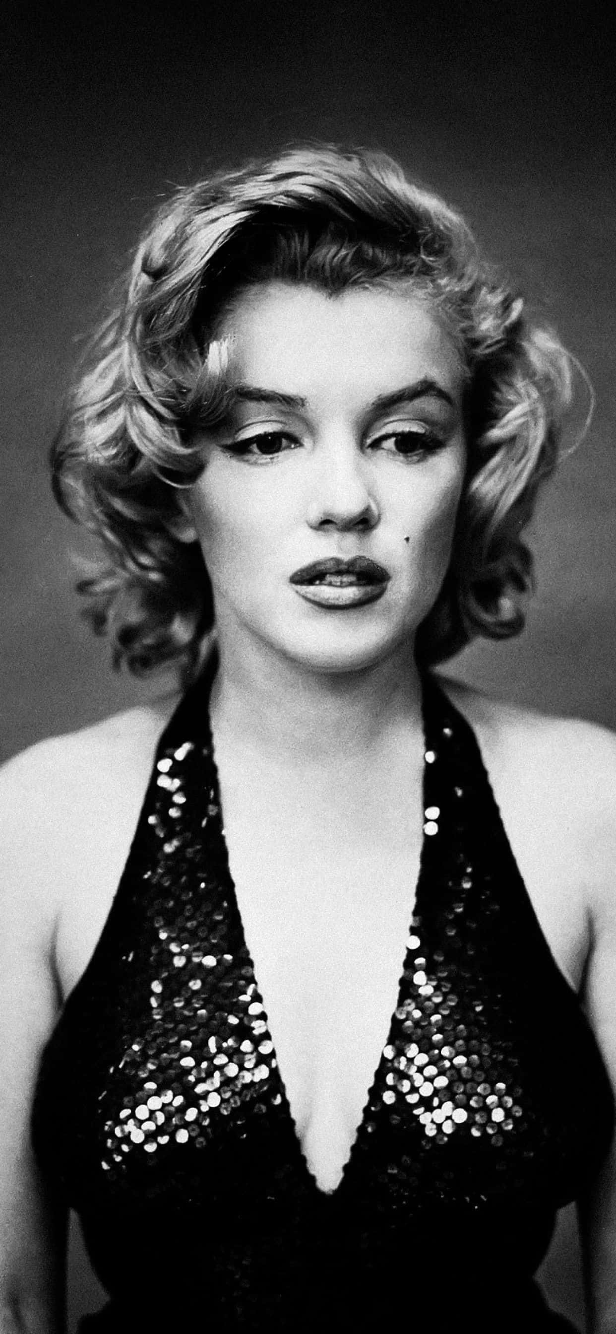 Marilyn Monroe Posando con su Look Icónico en iPhone Fondos de pantalla
