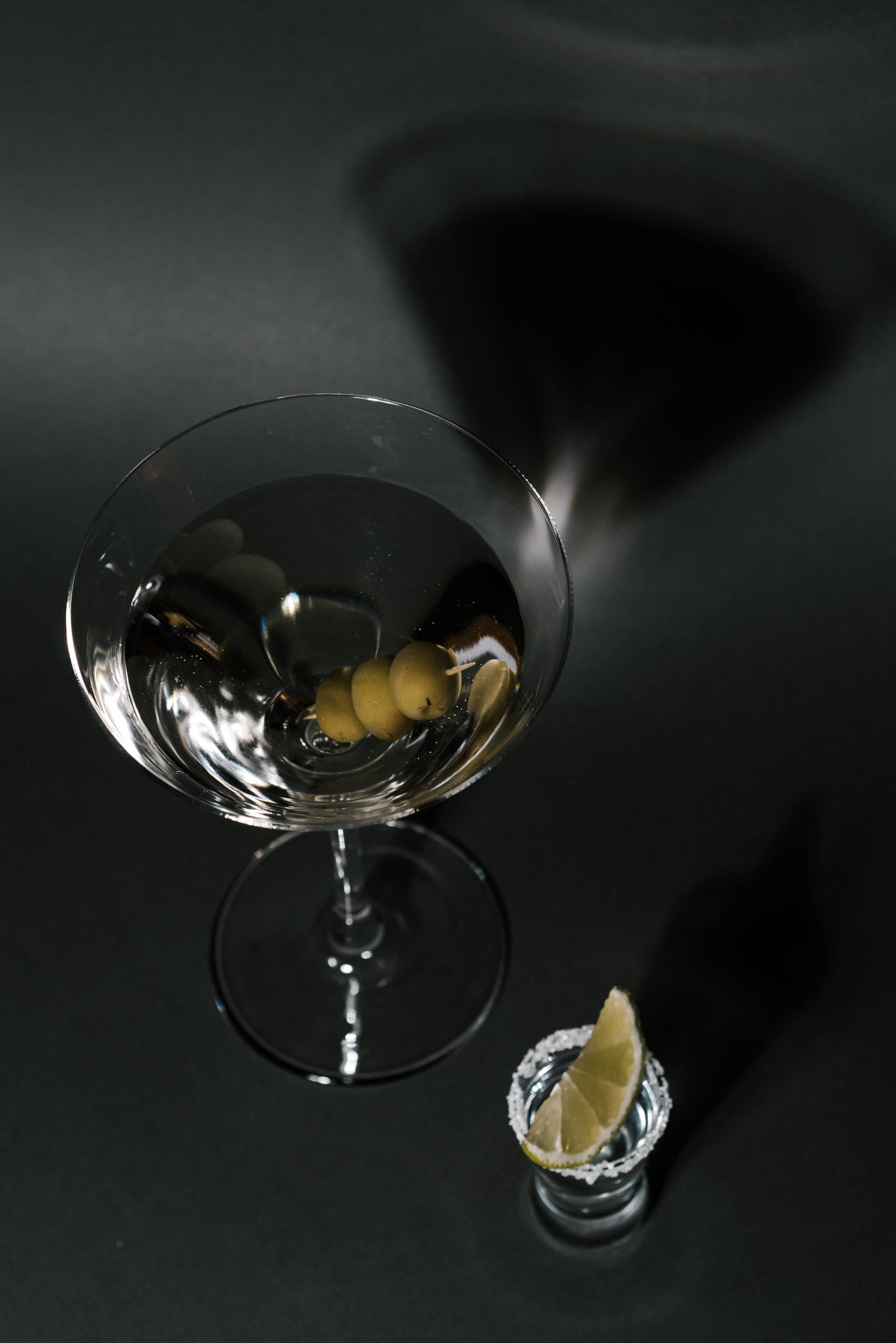 Martini de tequila con aceitunas y rodaja de limón Fondos de pantalla