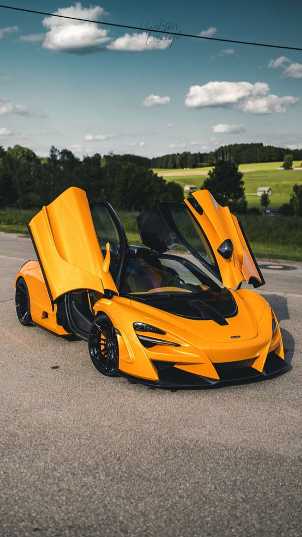 McLaren 720S amarillo con puertas abiertas para teléfono Fondos de pantalla