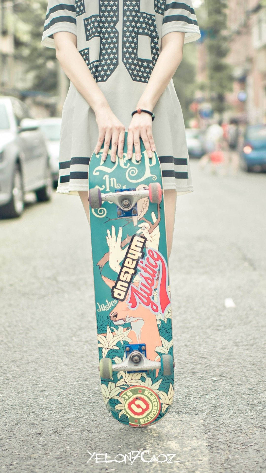 Media Cuerpo de Chica con Patineta para iPhone Fondos de pantalla