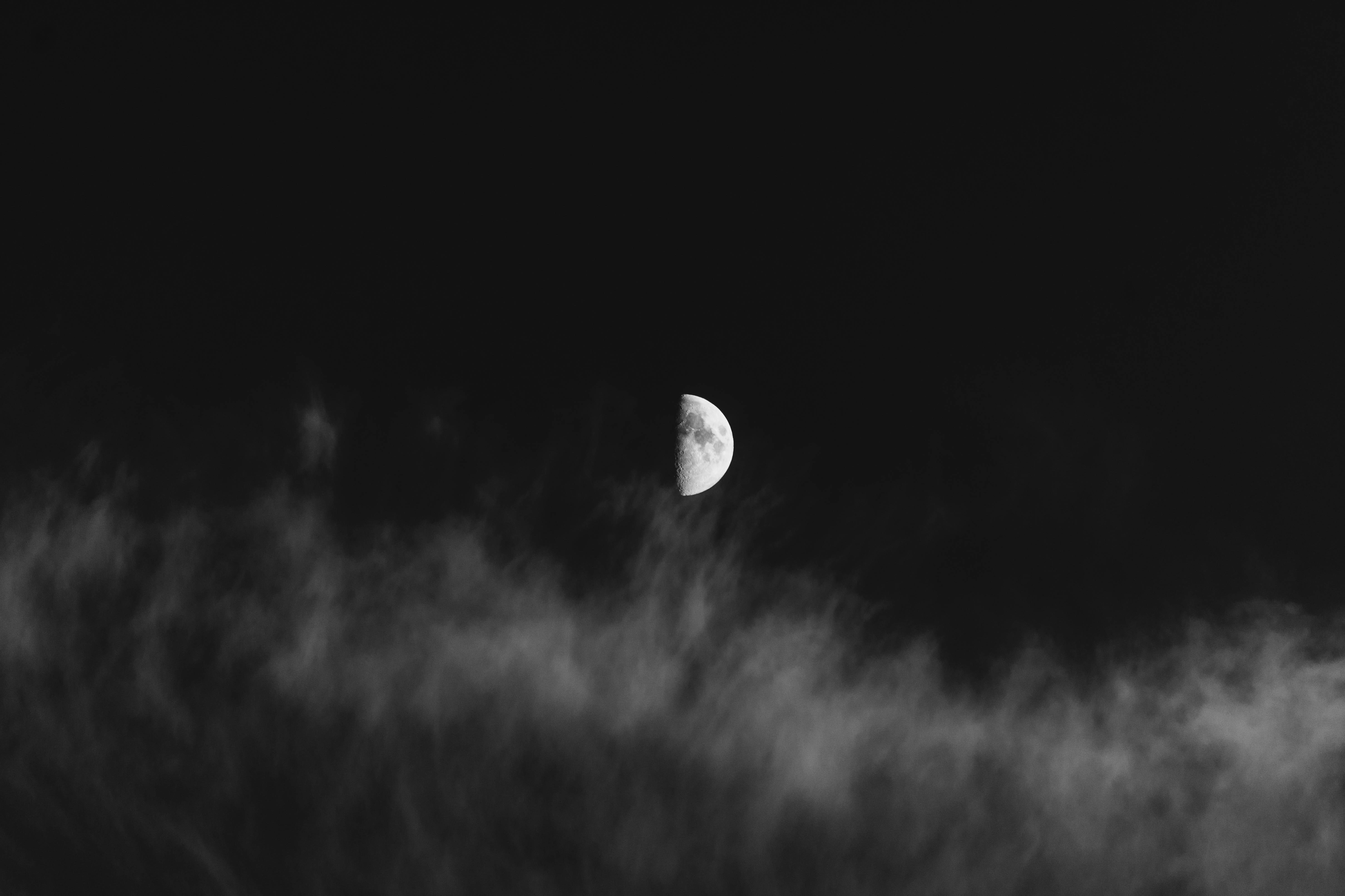 Media Luna Embrujada Oscura 4K Fondos de pantalla