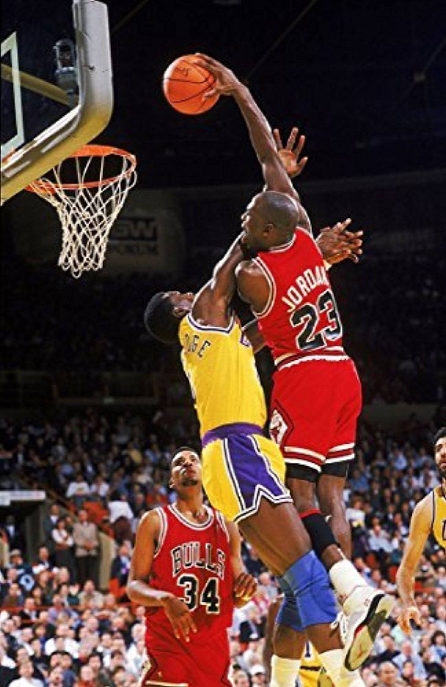 Michael Jordan conduciendo hacia el aro para un poderoso mate Fondos de pantalla