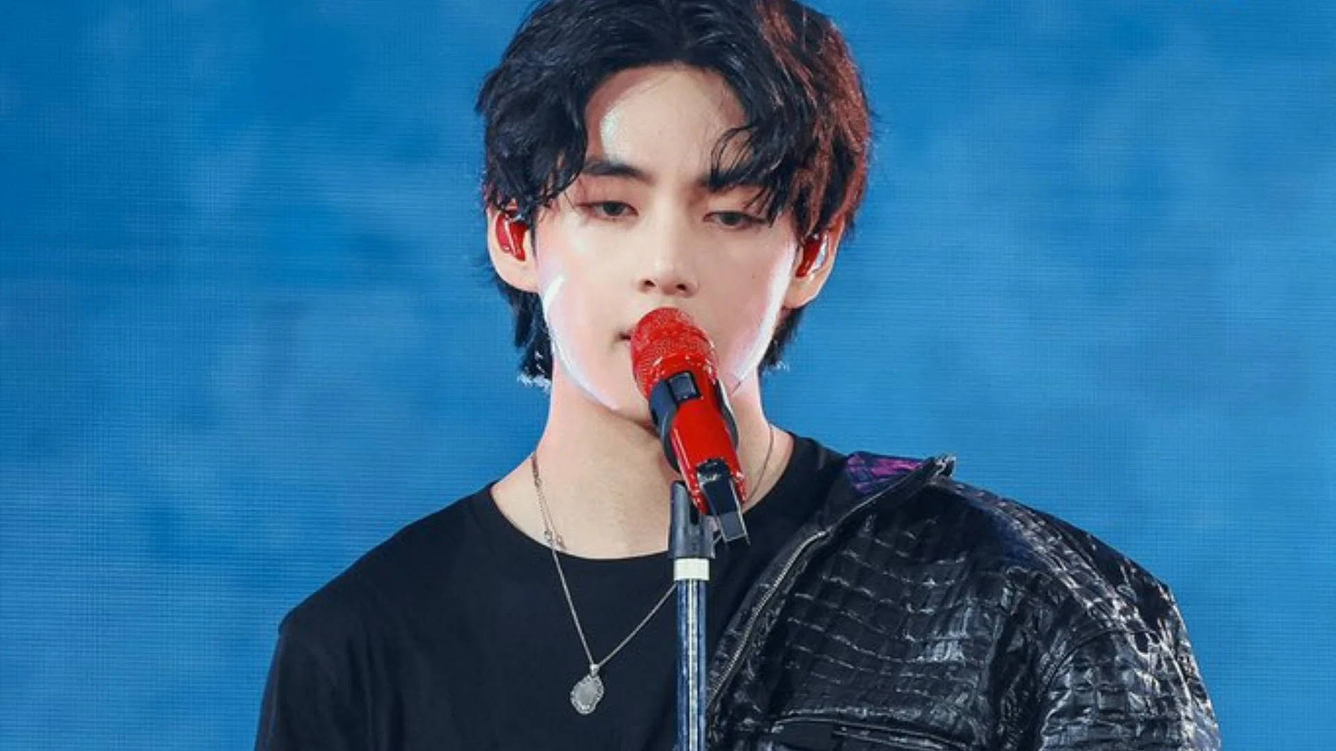 Micrófono rojo de V de BTS Fondos de pantalla