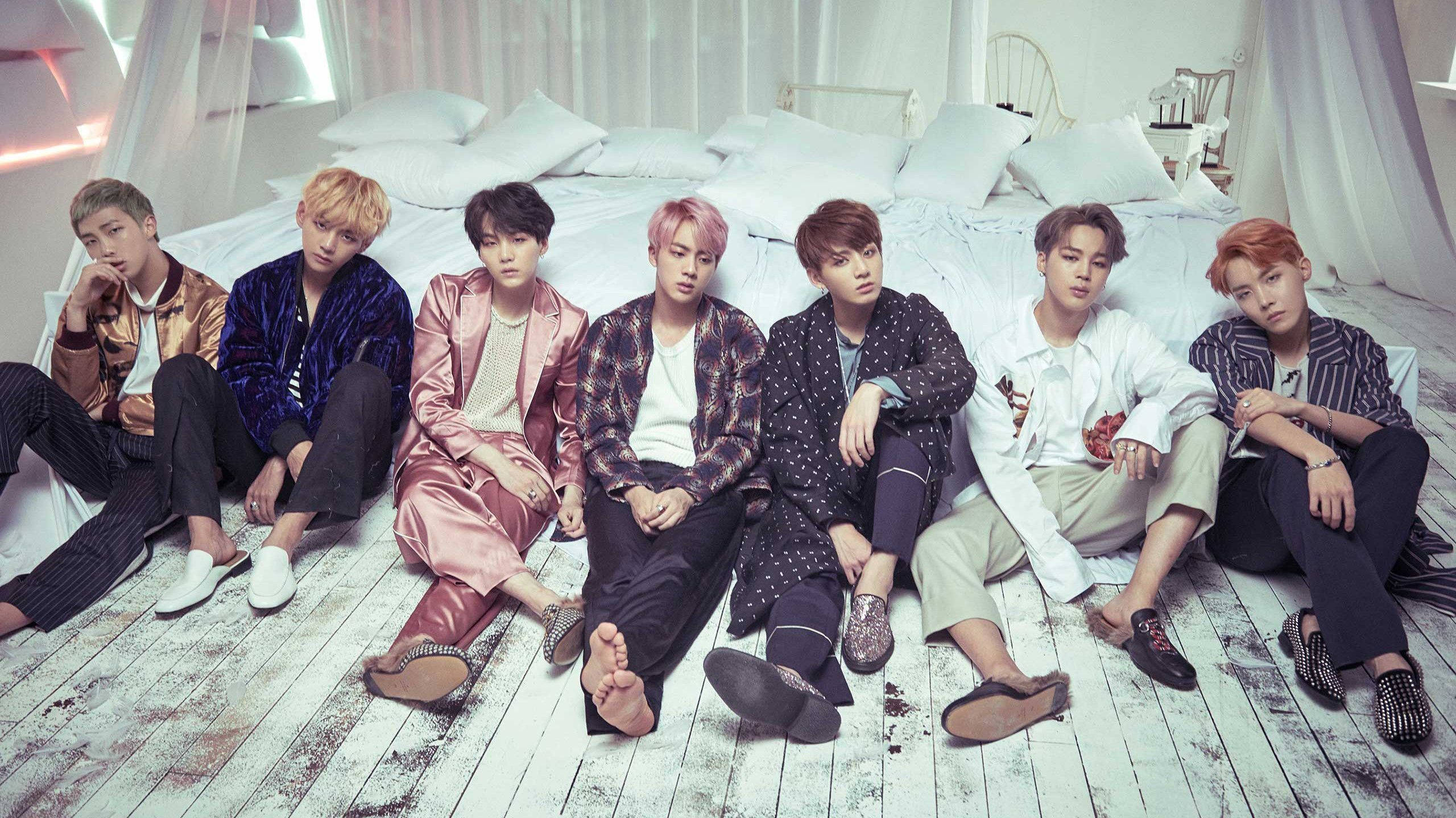 Miembros de BTS junto a la cama con laptop Fondos de pantalla