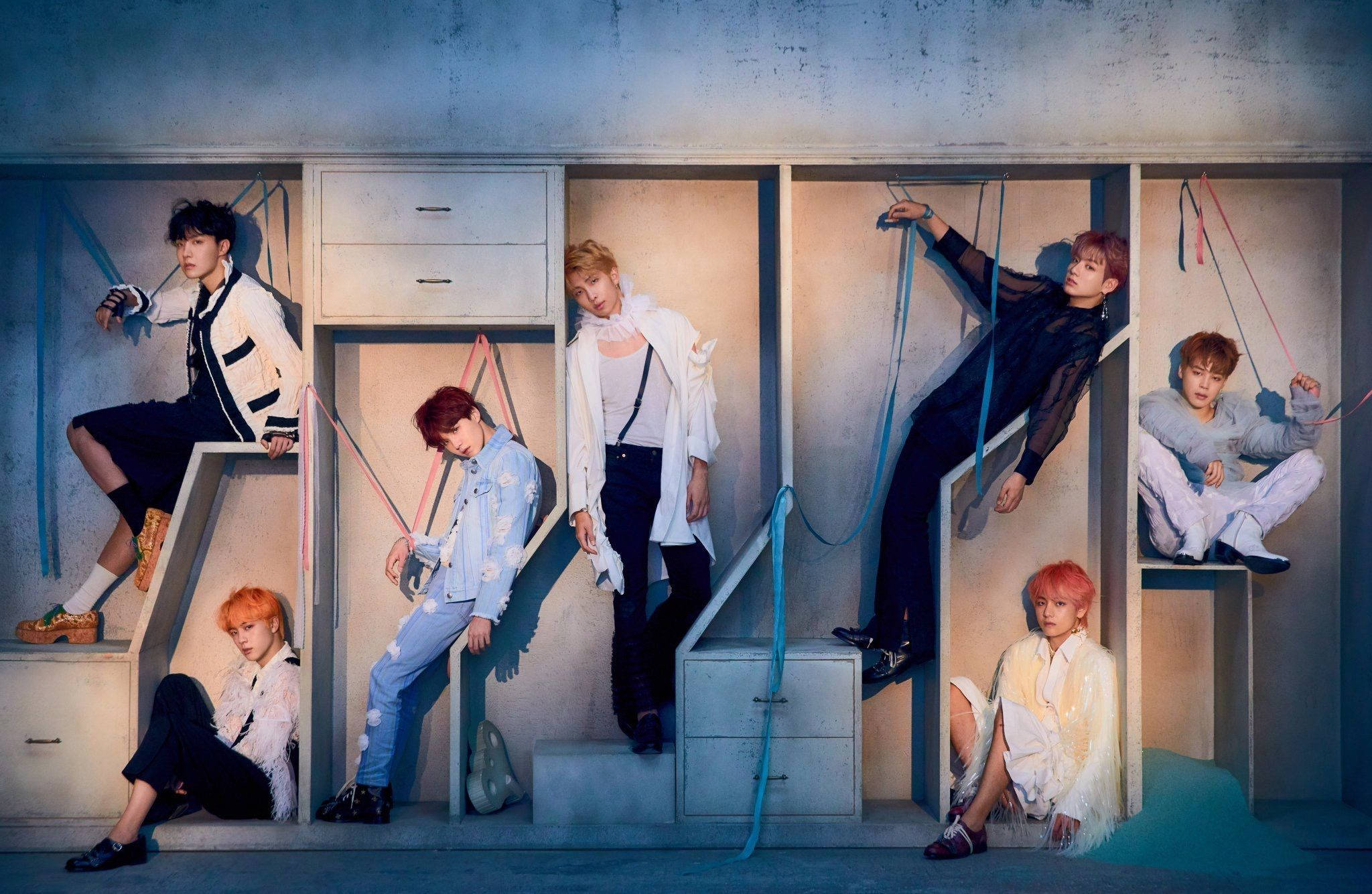 Miembros de BTS posando en estantes de gabinete laptop Fondos de pantalla