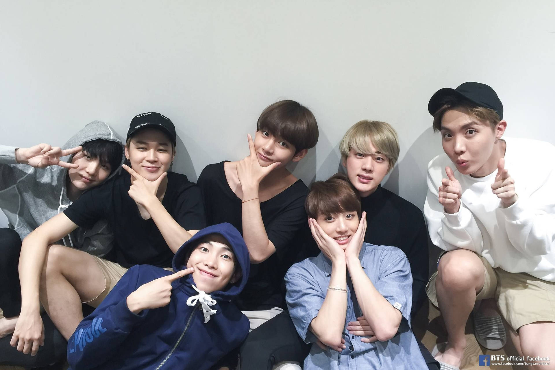 Grupo de la banda BTS sonriendo y mirándote.