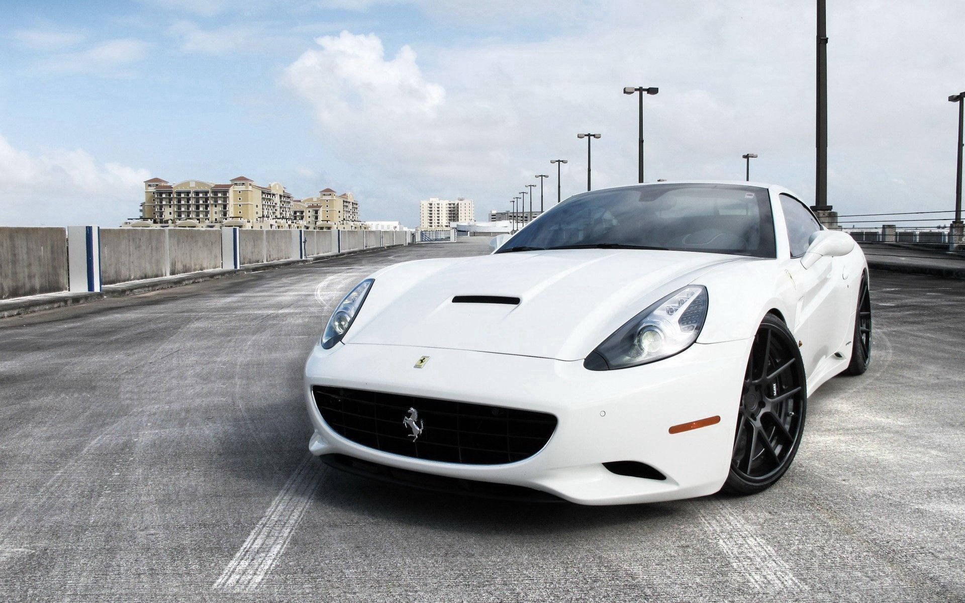 Fondo de pantalla de escritorio de un Ferrari California blanco estacionado.
