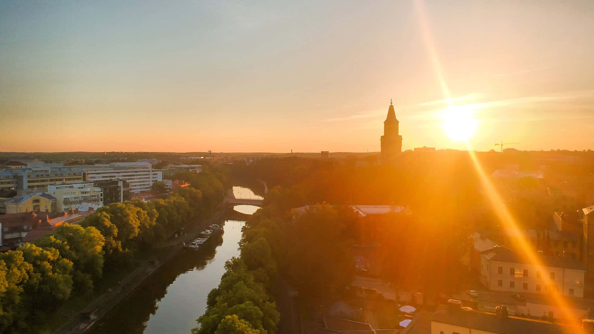 Mira hacia un día más brillante con un amanecer impresionante Fondos de pantalla