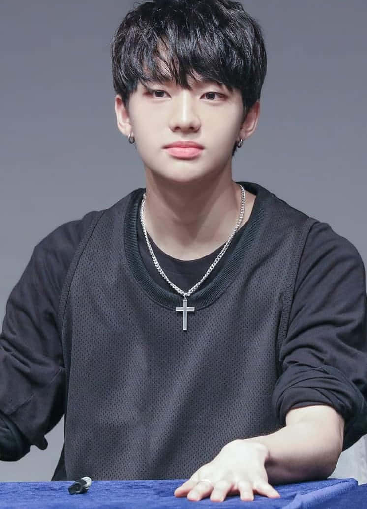Mirada estoica del rapero surcoreano Hyunjin Fondos de pantalla