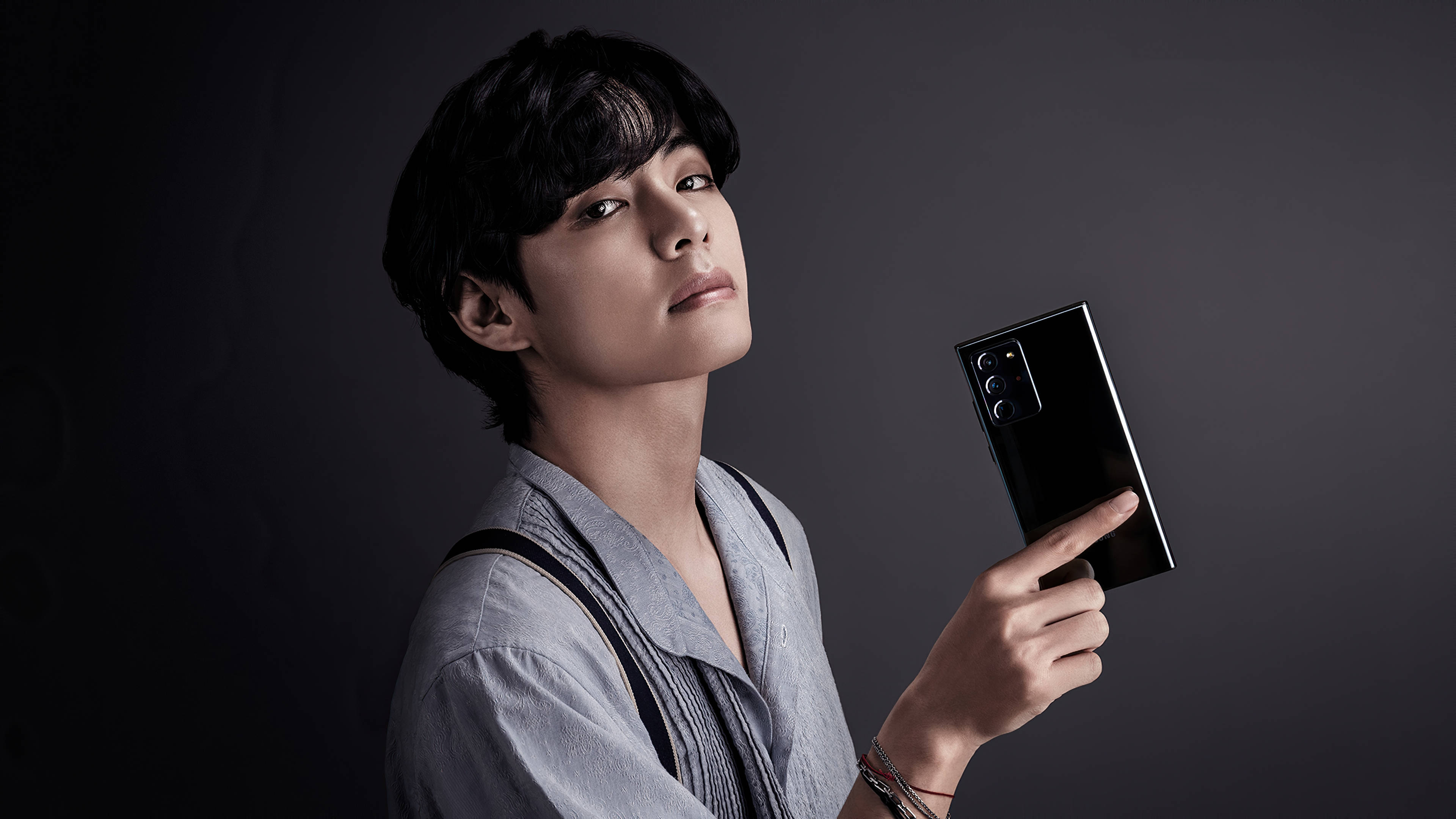Modelaje Estético de V de BTS con Teléfono Fondos de pantalla