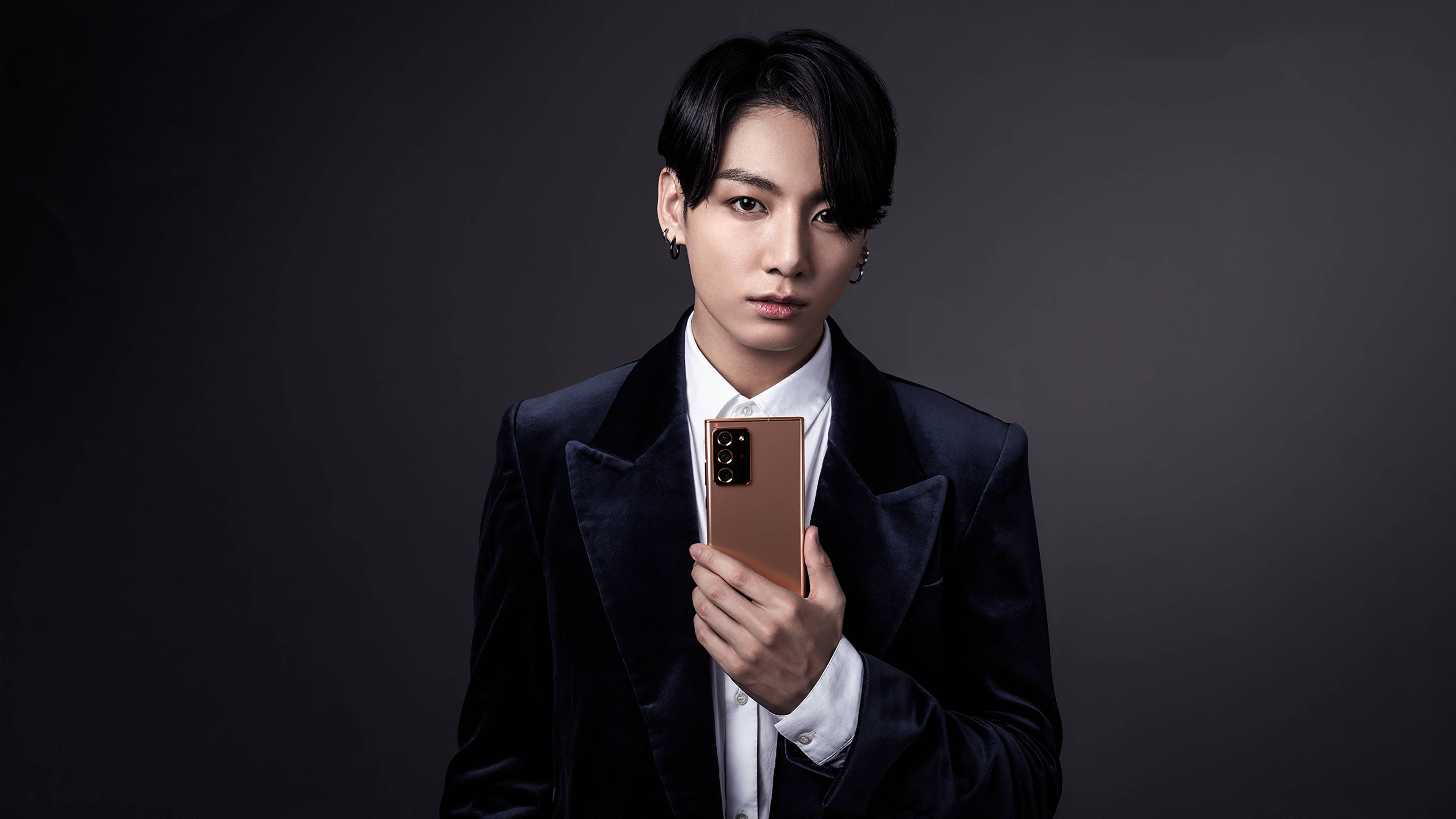 Modelaje Estético de Jungkook de BTS con Teléfono Fondos de pantalla