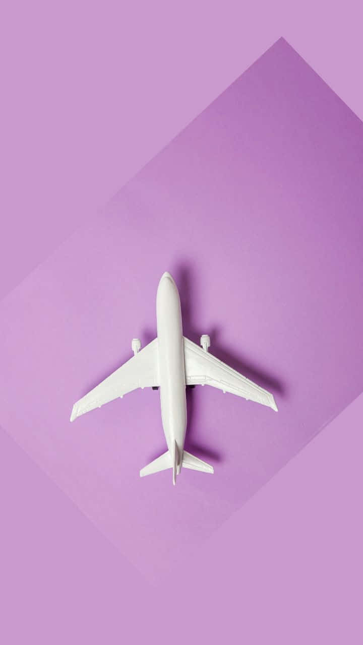 Modelo de avión sobre fondo de viaje lila claro 720p Fondos de pantalla