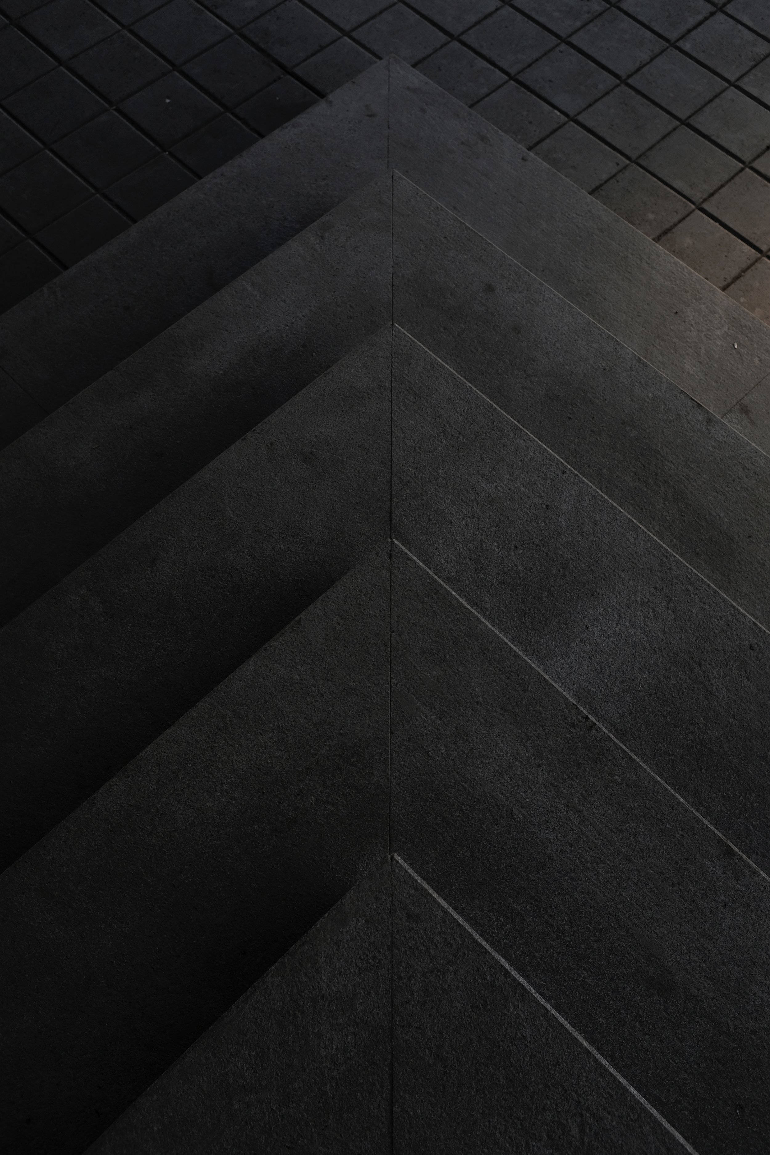 Modo oscuro de cemento con triángulo geométrico Fondos de pantalla