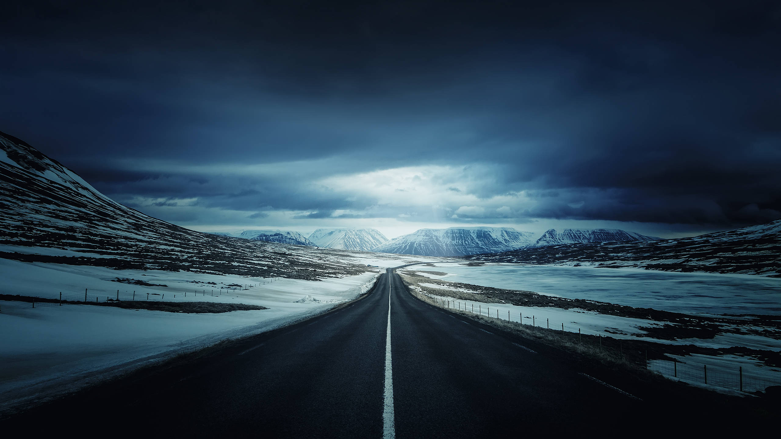 Modo oscuro de la carretera circular de Islandia y nubes Fondos de pantalla