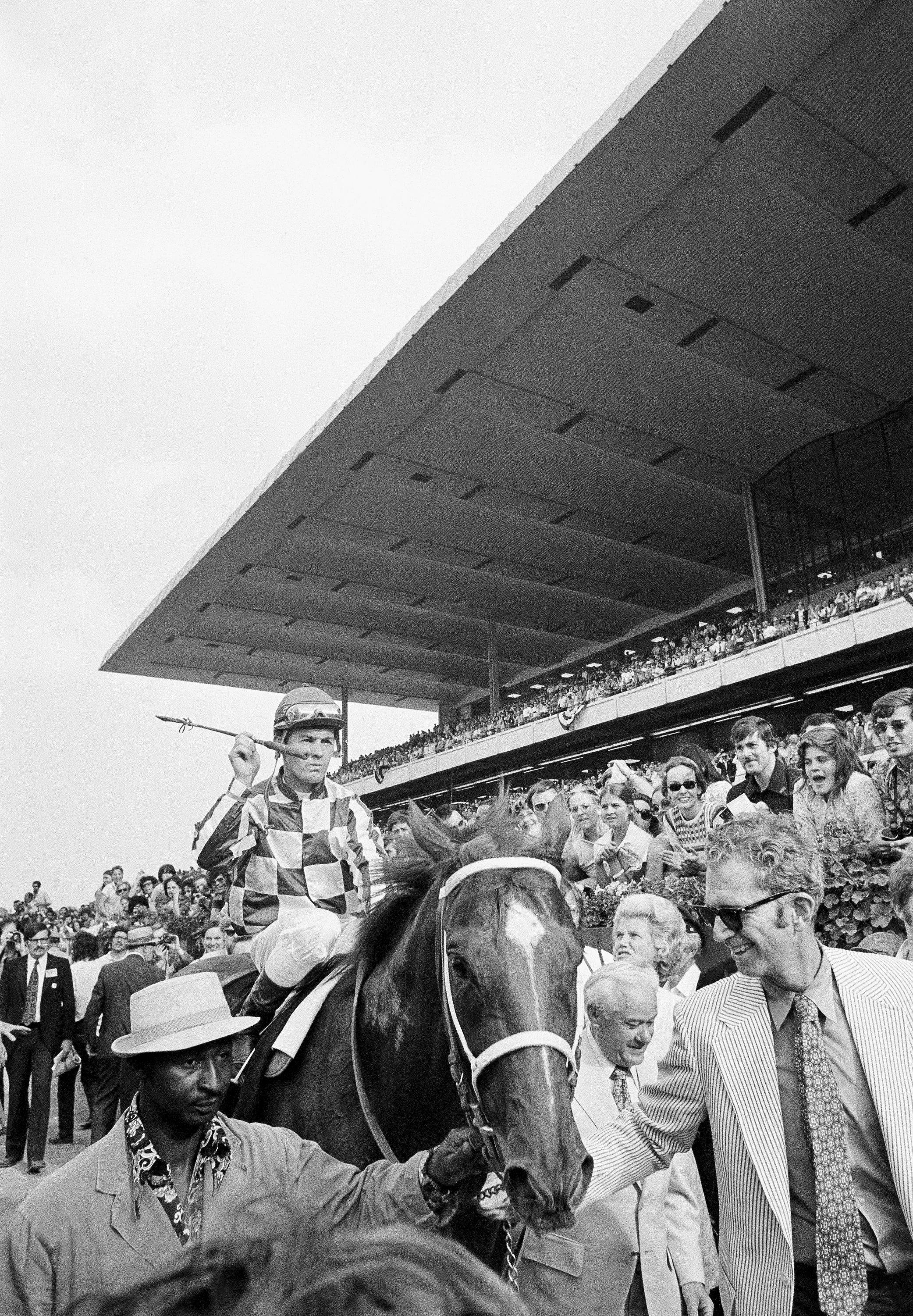 Momento triunfal: Secretariat ganando una carrera Fondos de pantalla