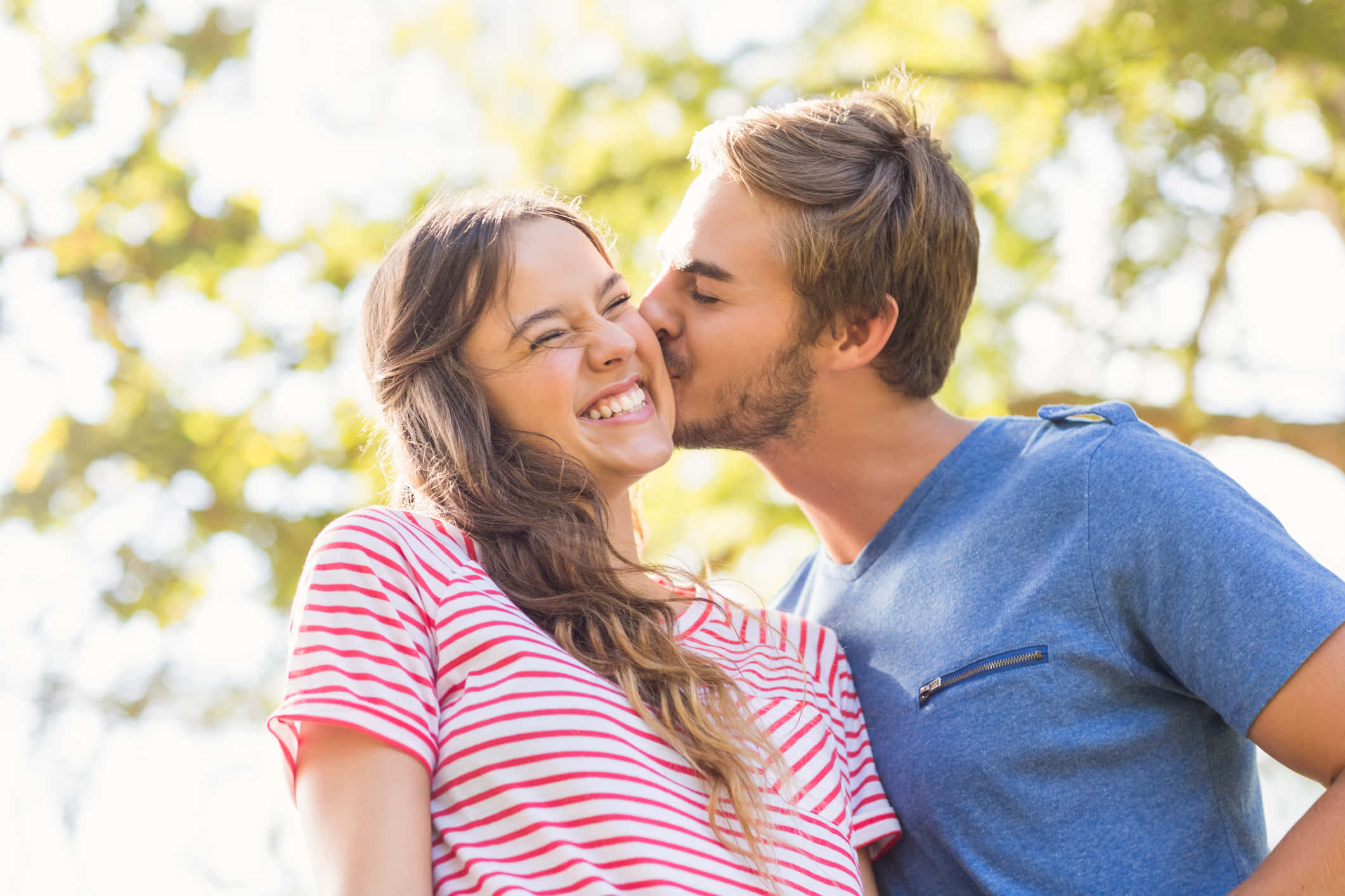 Momentos Dulces: Pareja Adorable Enamorada Fondos de pantalla