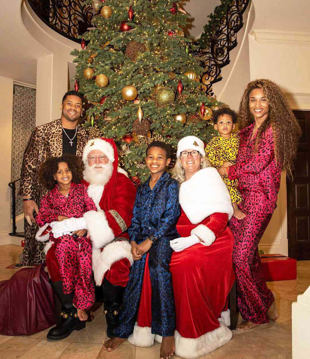 Momentos entrañables de una familia afroamericana en Navidad Fondos de pantalla
