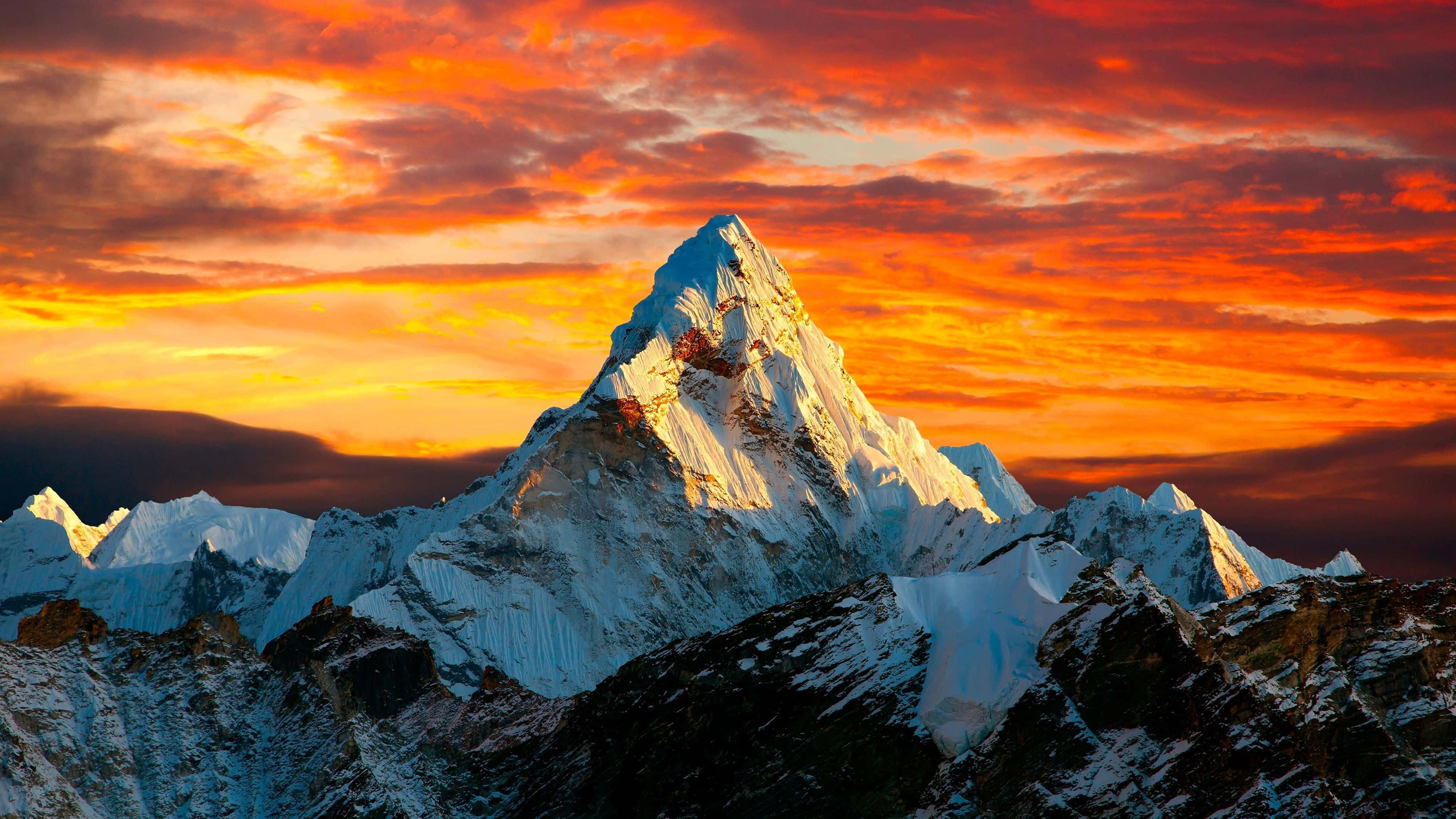 Montaña 4K bajo cielo anaranjado Fondos de pantalla