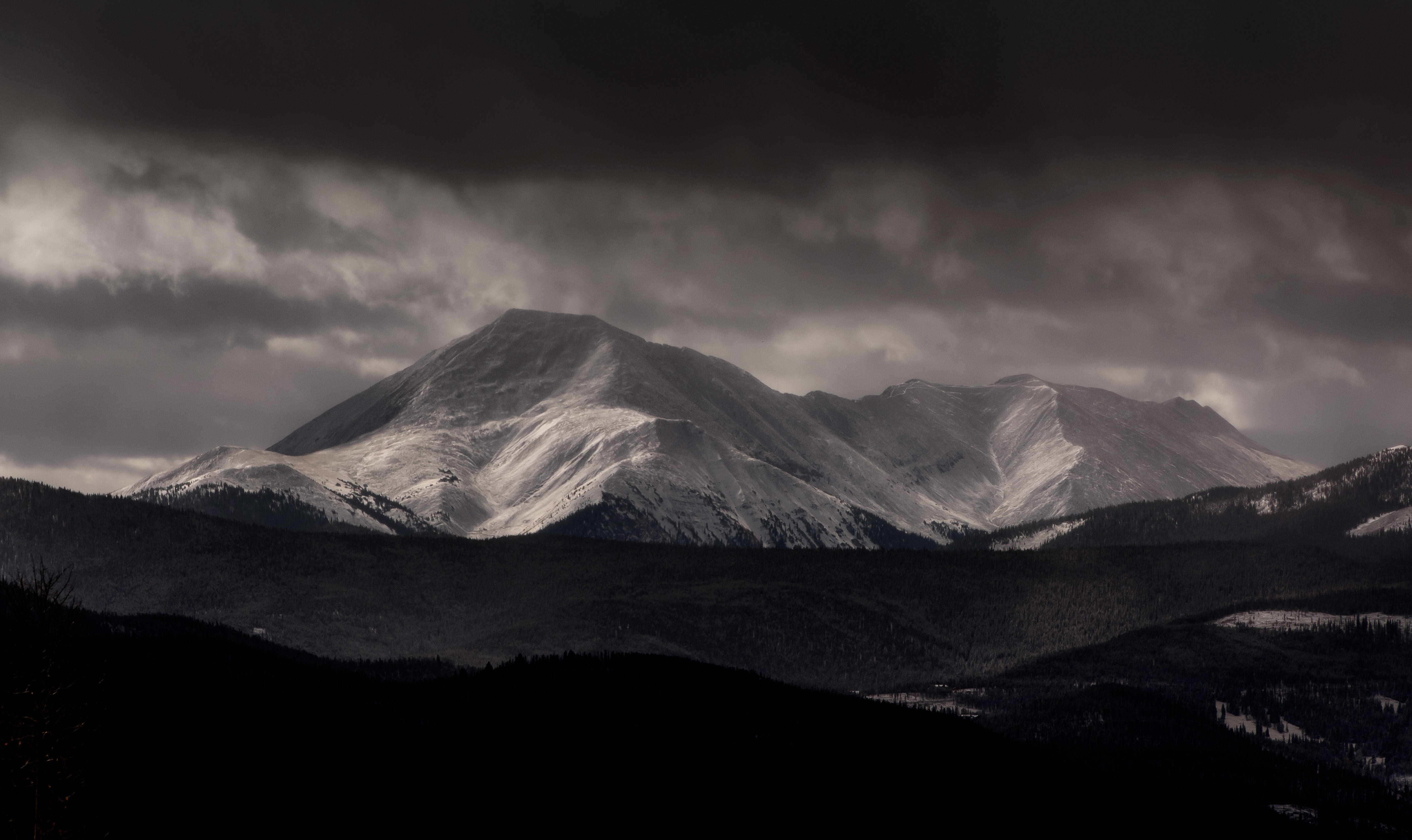 Montaña Encantadora Oscura 4K Fondos de pantalla