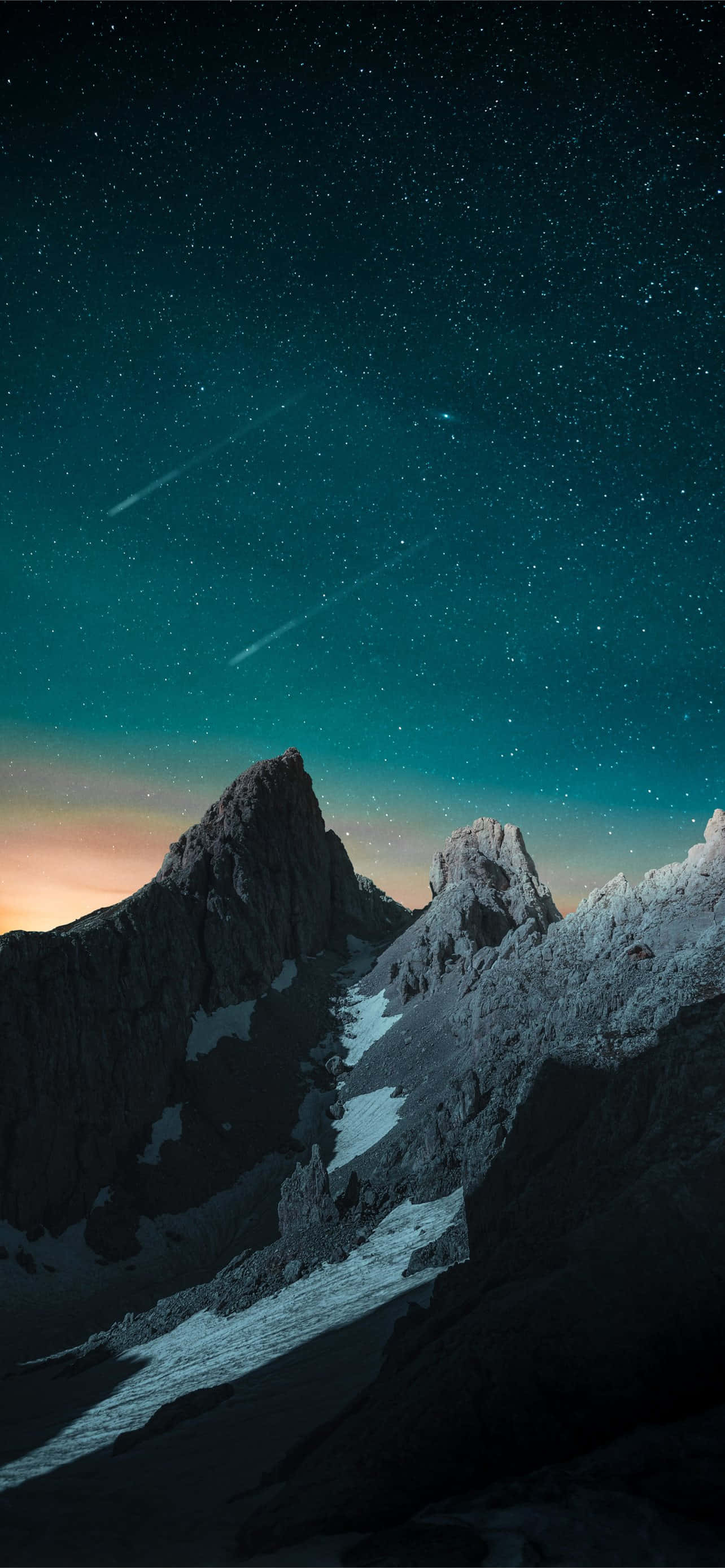 Montañas con Estrellas Fugaces en el Cielo Nocturno Fondos de pantalla