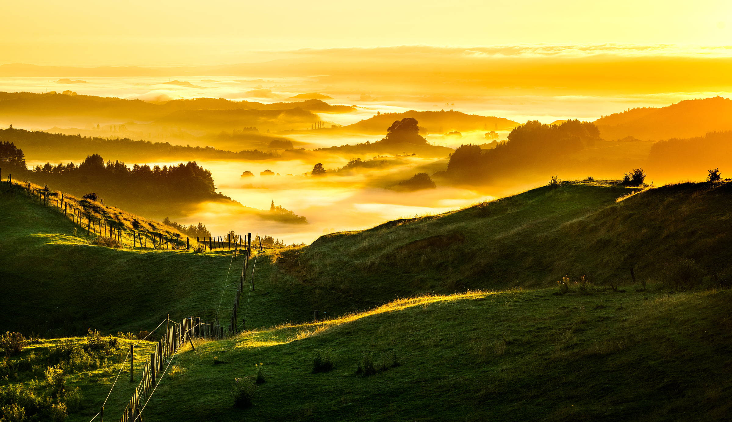 Montañas verdes durante el atardecer dorado Fondos de pantalla