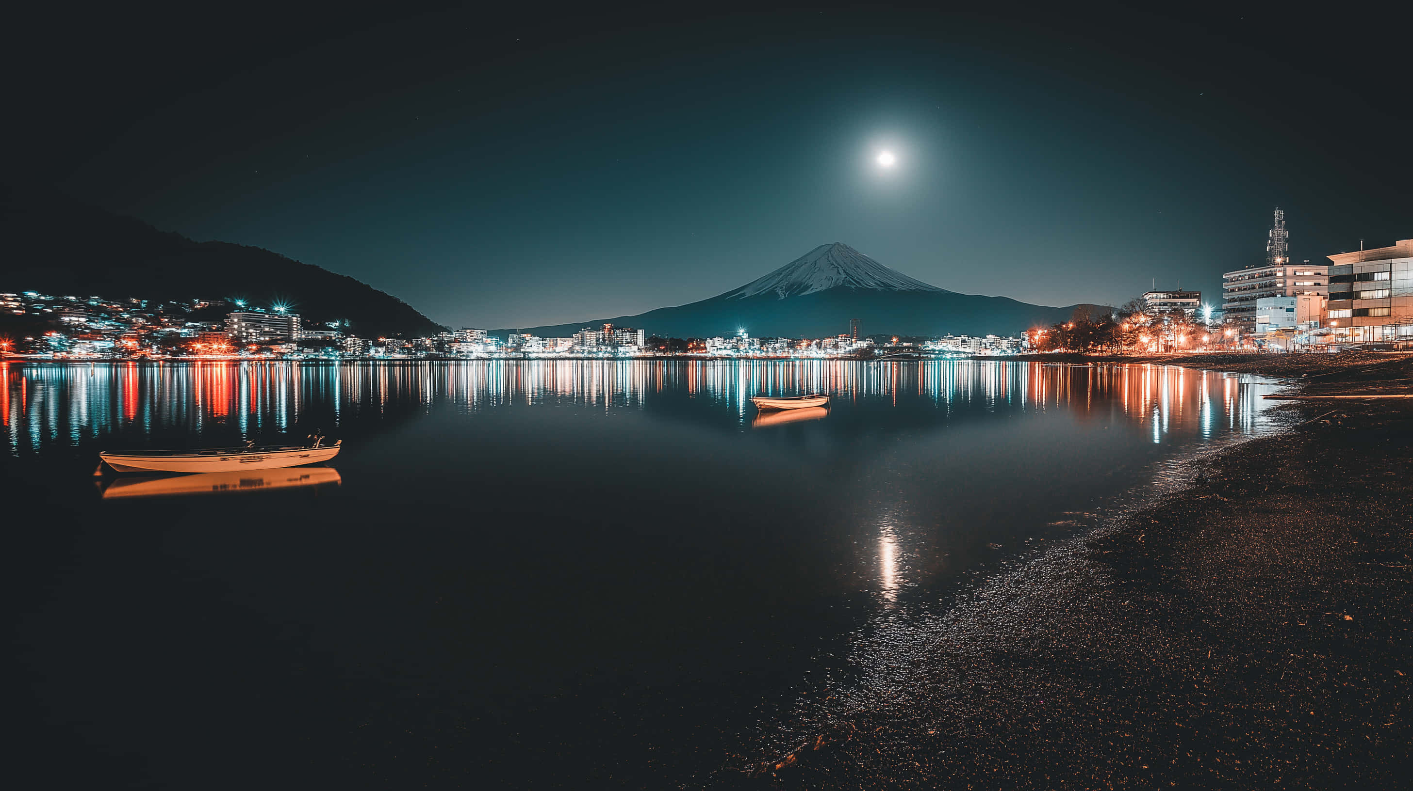 Monte Fuji reflejado en el lago con luces de la ciudad por la noche Fondos de pantalla