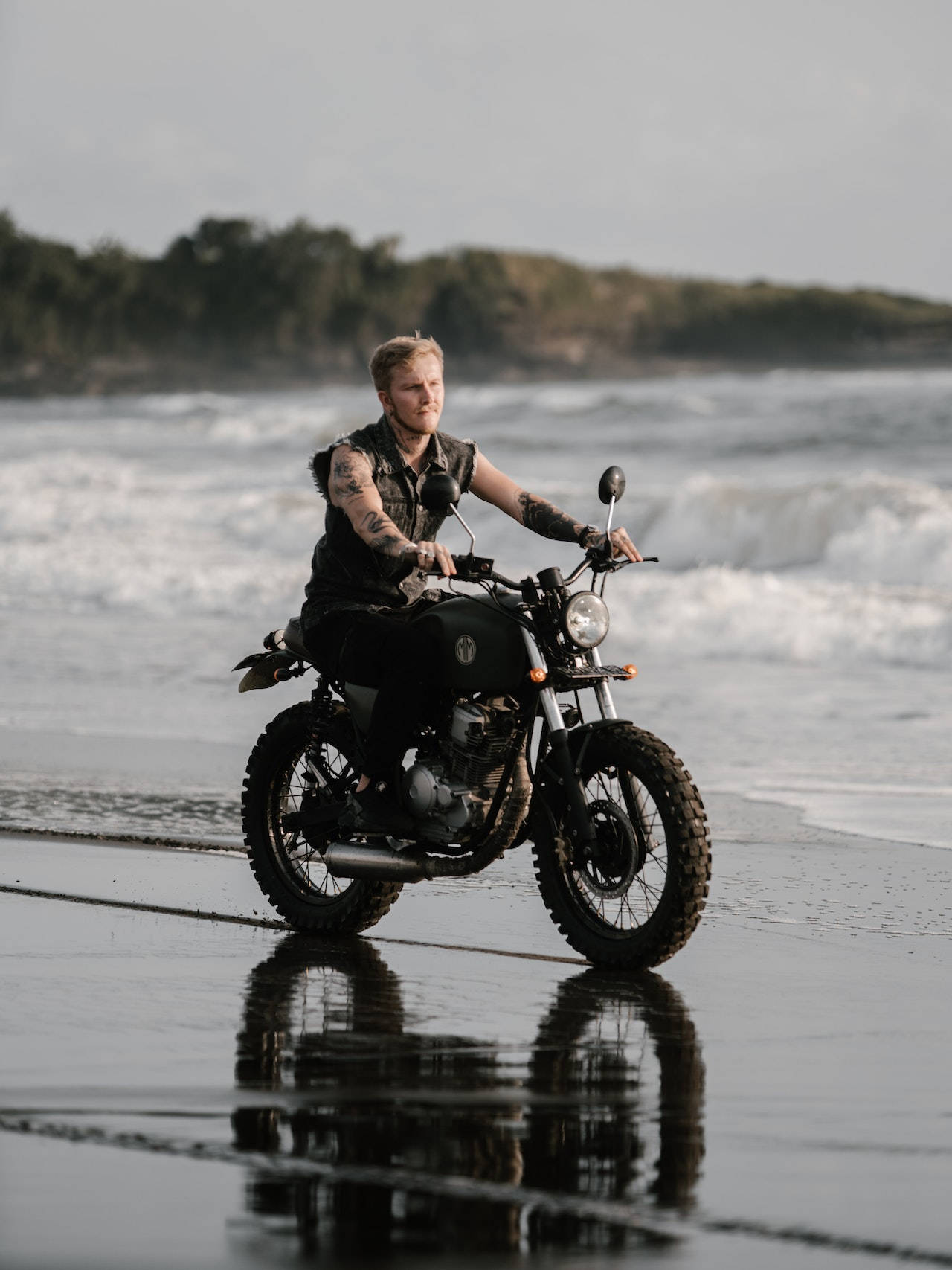 Motociclista tatuado conduciendo por la playa Fondos de pantalla