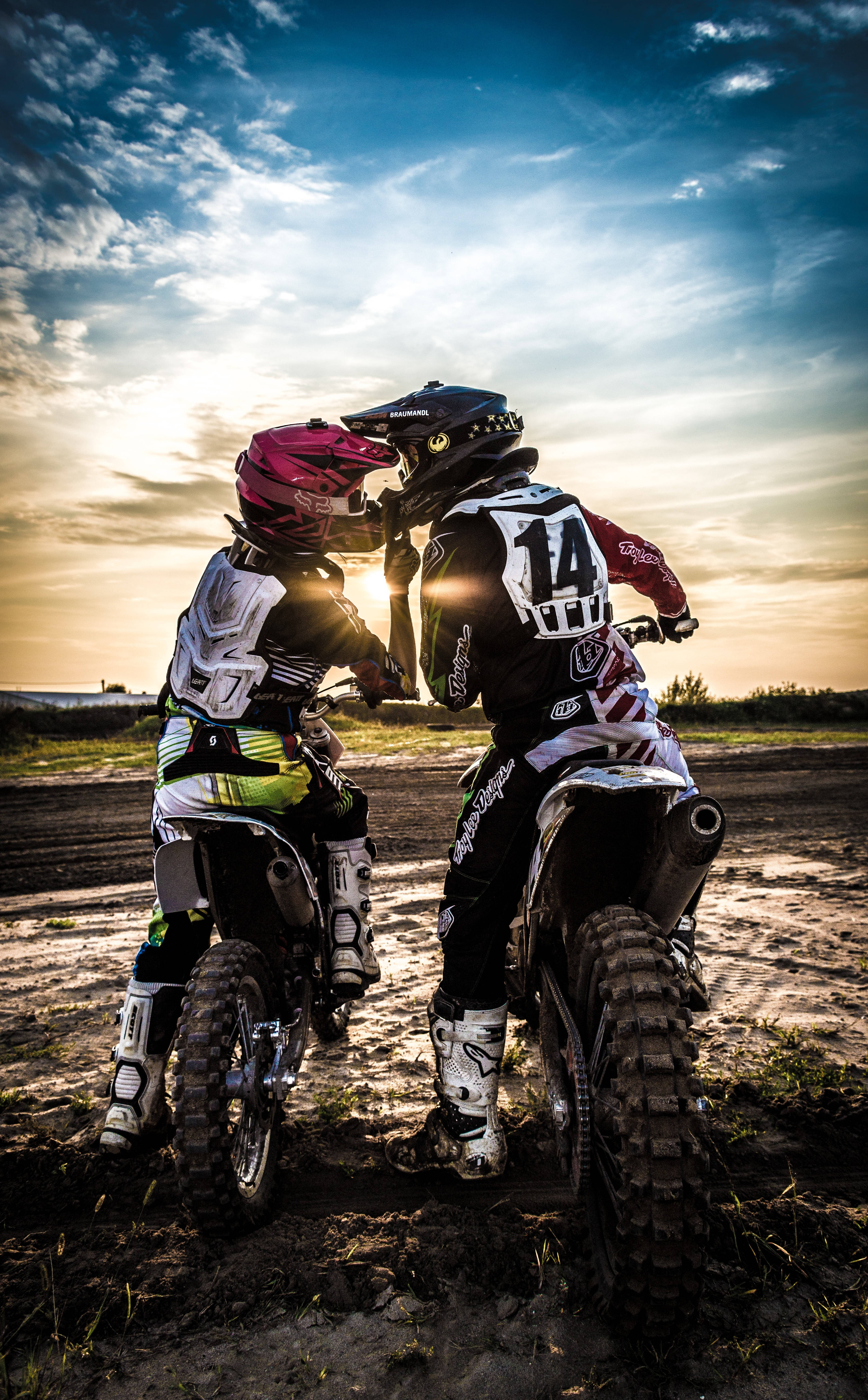 Motocross Pilotos Conversando Fondos de pantalla