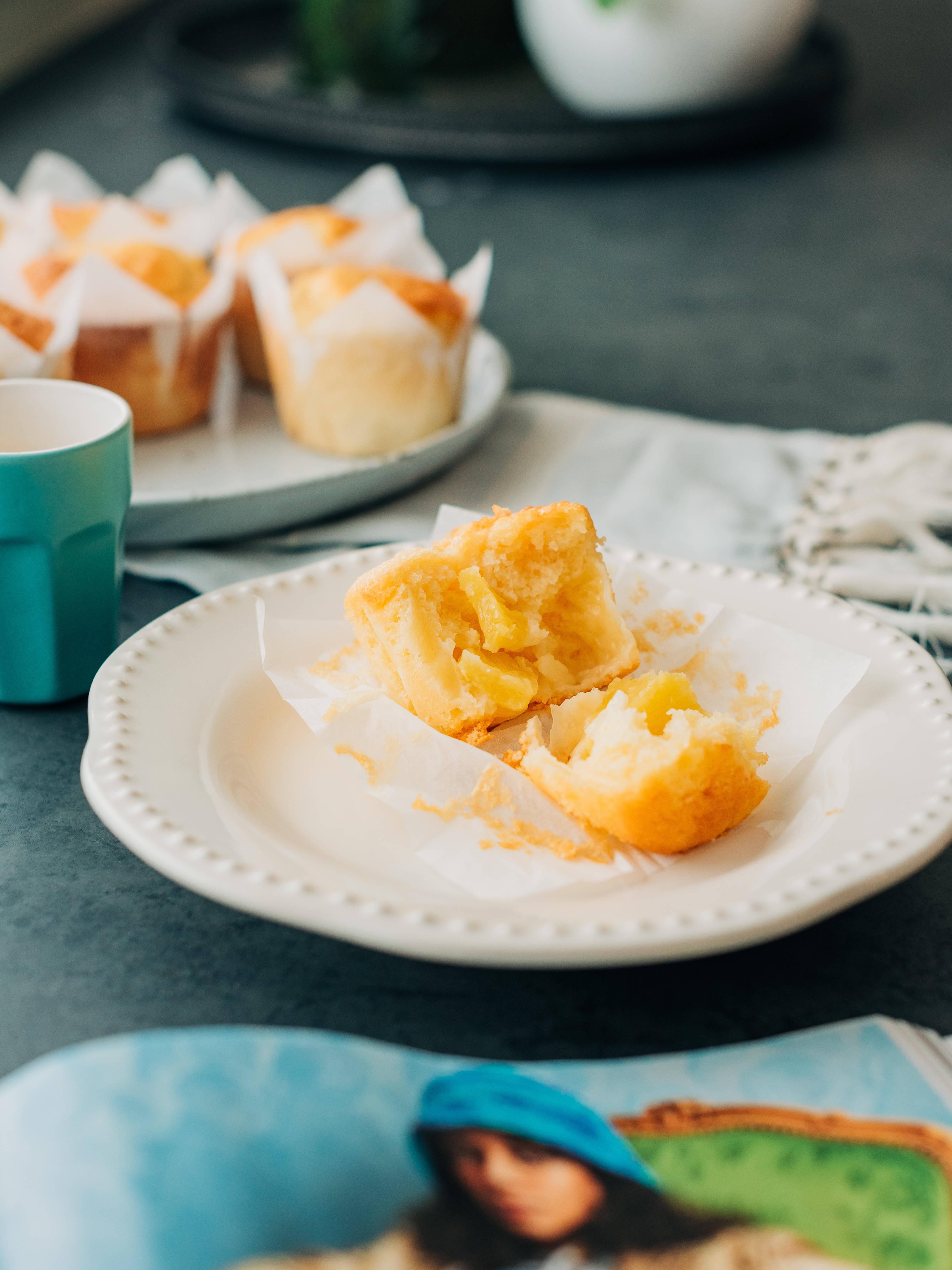 Muffin mordido en plato Fondos de pantalla