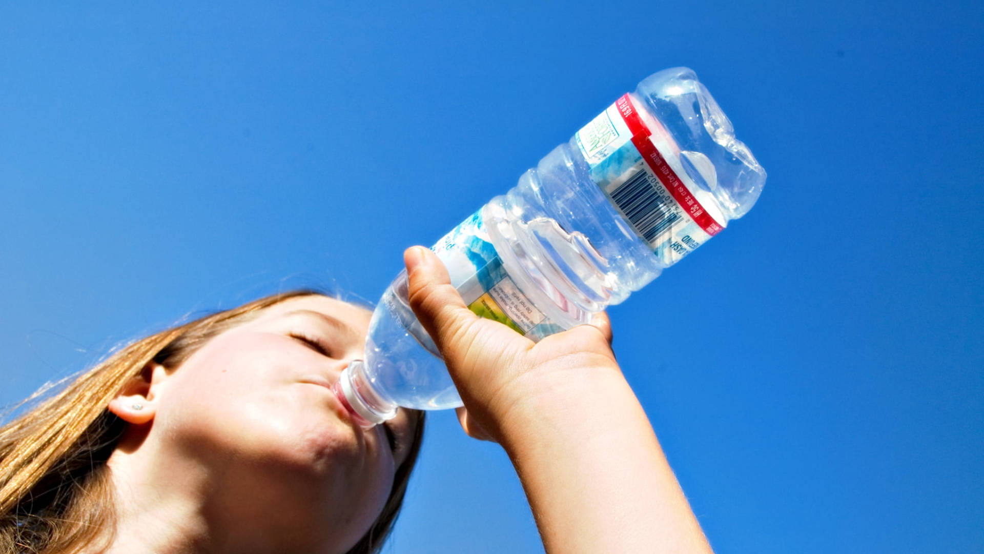 Mujer bebiendo agua de una botella Fondos de pantalla