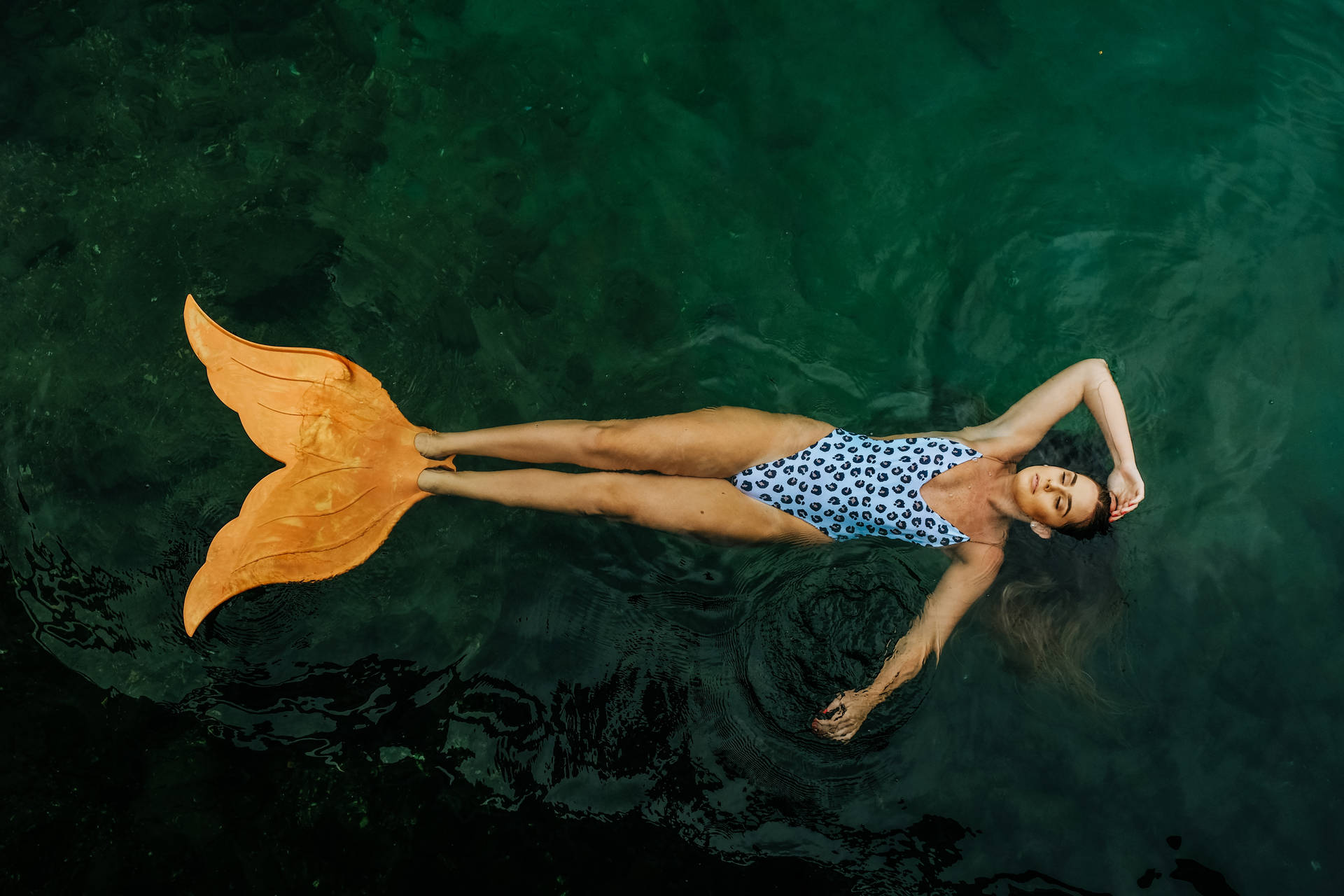 Fondo de pantalla de mujer con aletas de sirena