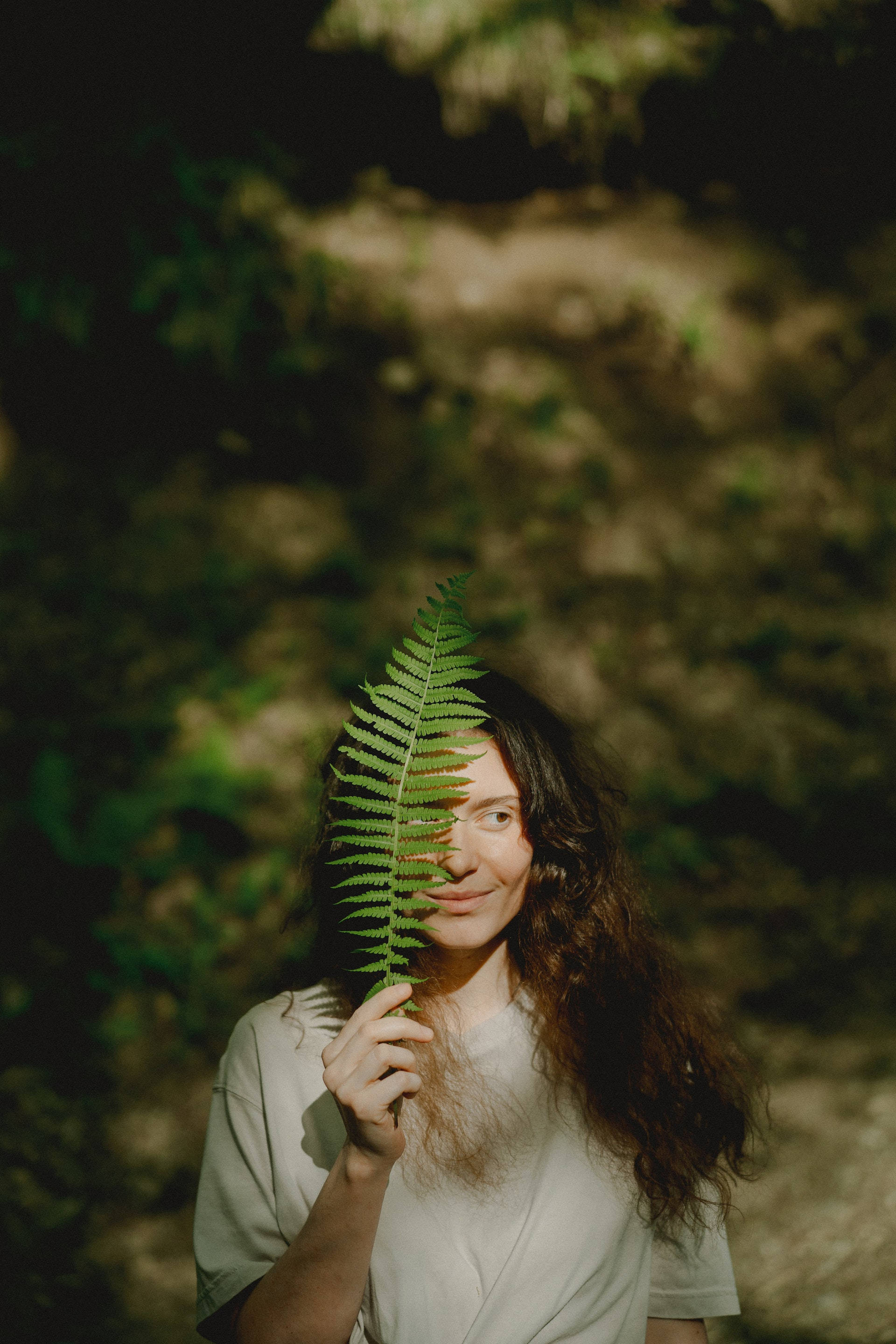 Mujer con Hoja de Helecho Estética Natural Fondos de pantalla