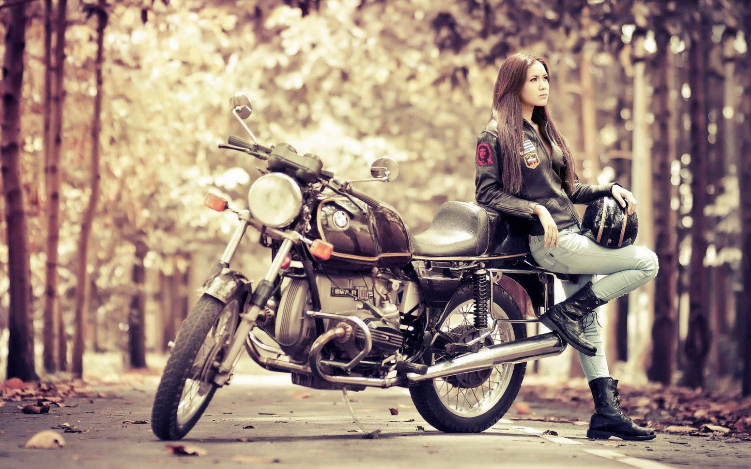 Mujer con Motocicleta 2560x1600 Fondos de pantalla