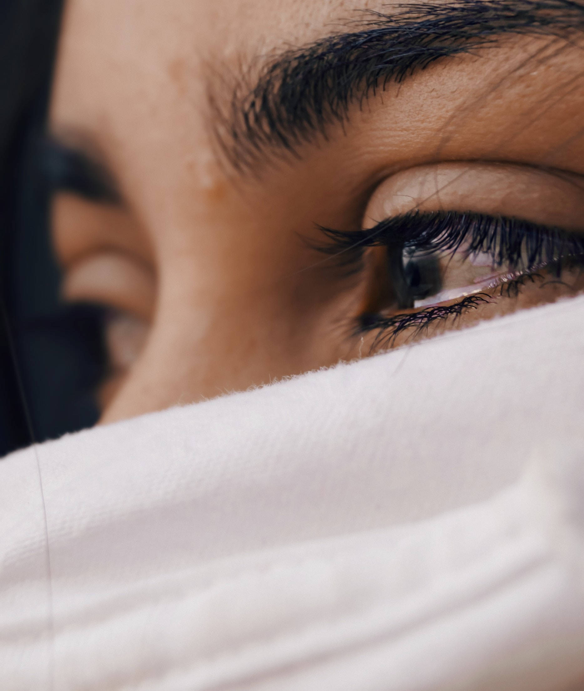 Mujer con Ojos Tristes y Llorosos Fondos de pantalla